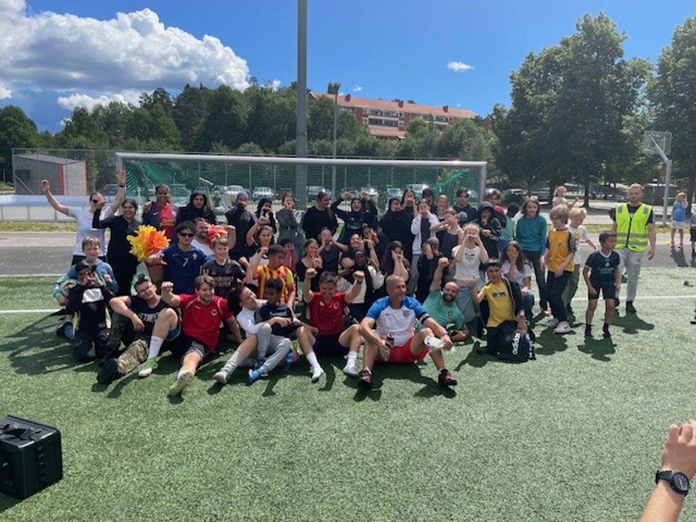 En gruppe mennesker som poserer for et bilde En gruppe mennesker som poserer for et bilde