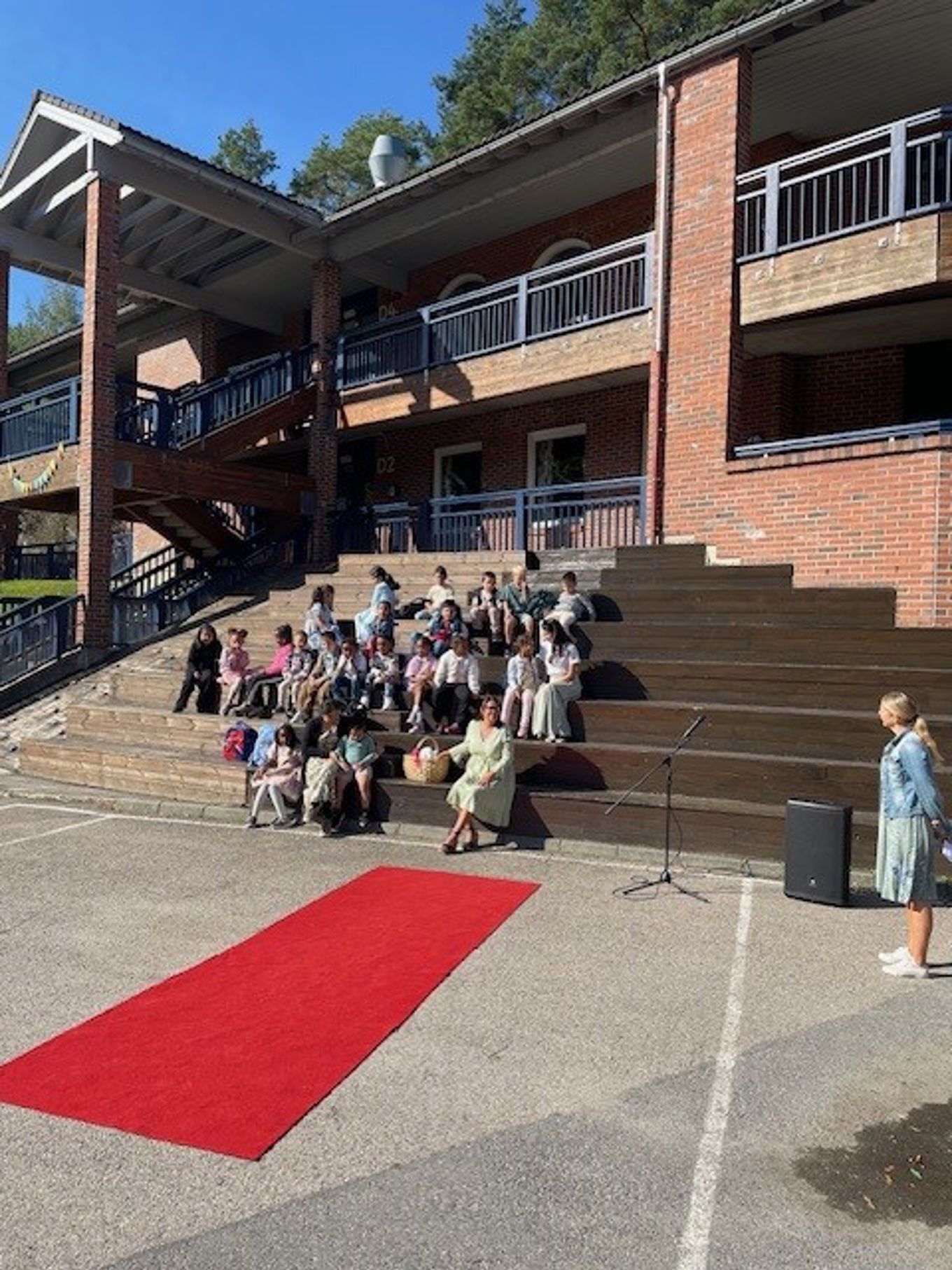 En gruppe mennesker i trapper