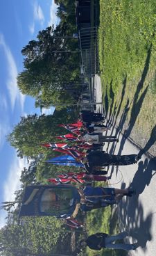 en gruppe mennesker som står på en gressbane