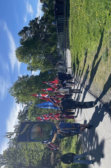 en gruppe mennesker som står på en gressbane