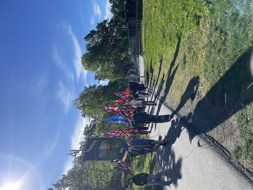 en gruppe mennesker som står på en gressbane