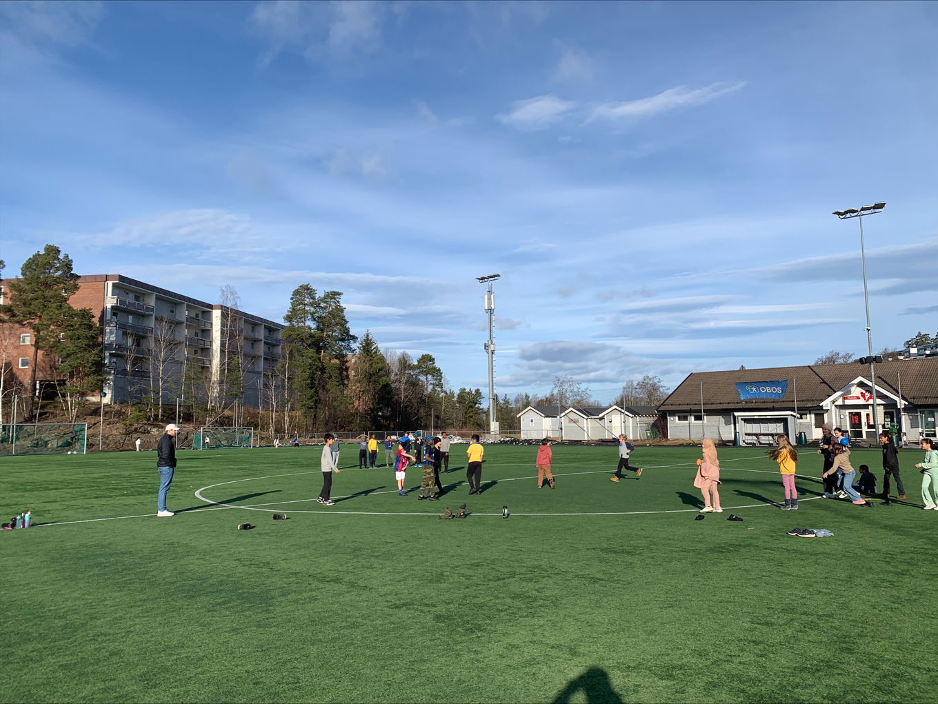 En gruppe mennesker som spiller fotball