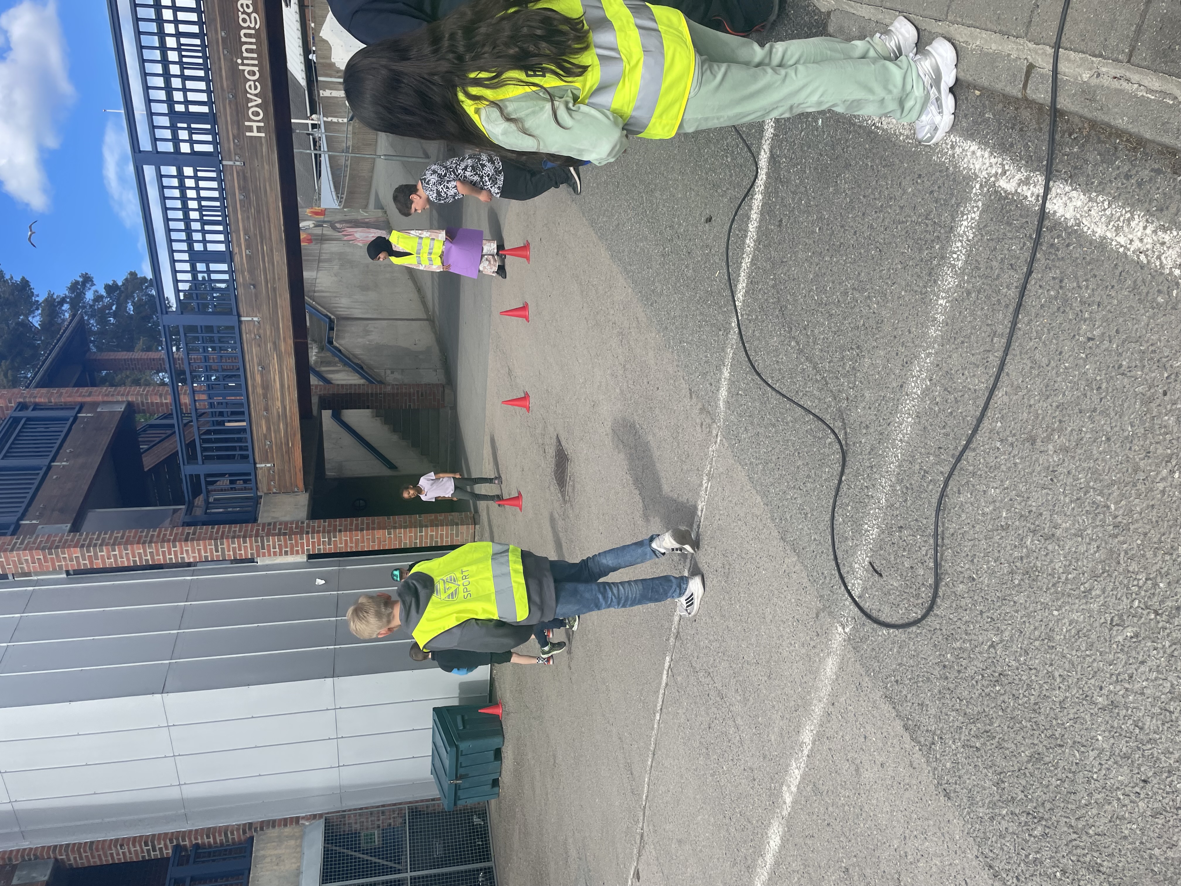 En gruppe mennesker som står på en parkeringsplass