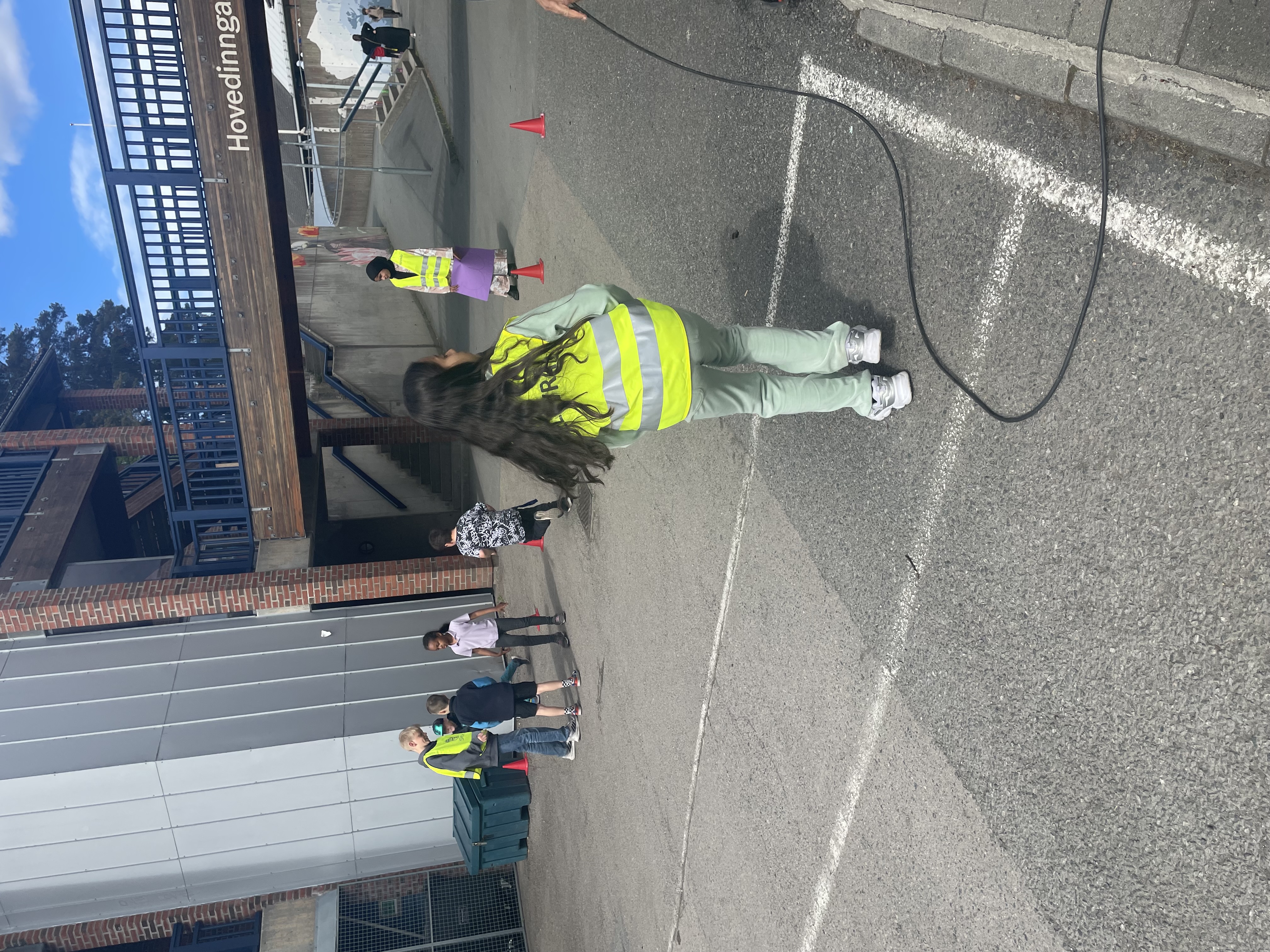 en person som står på en betongoverflate