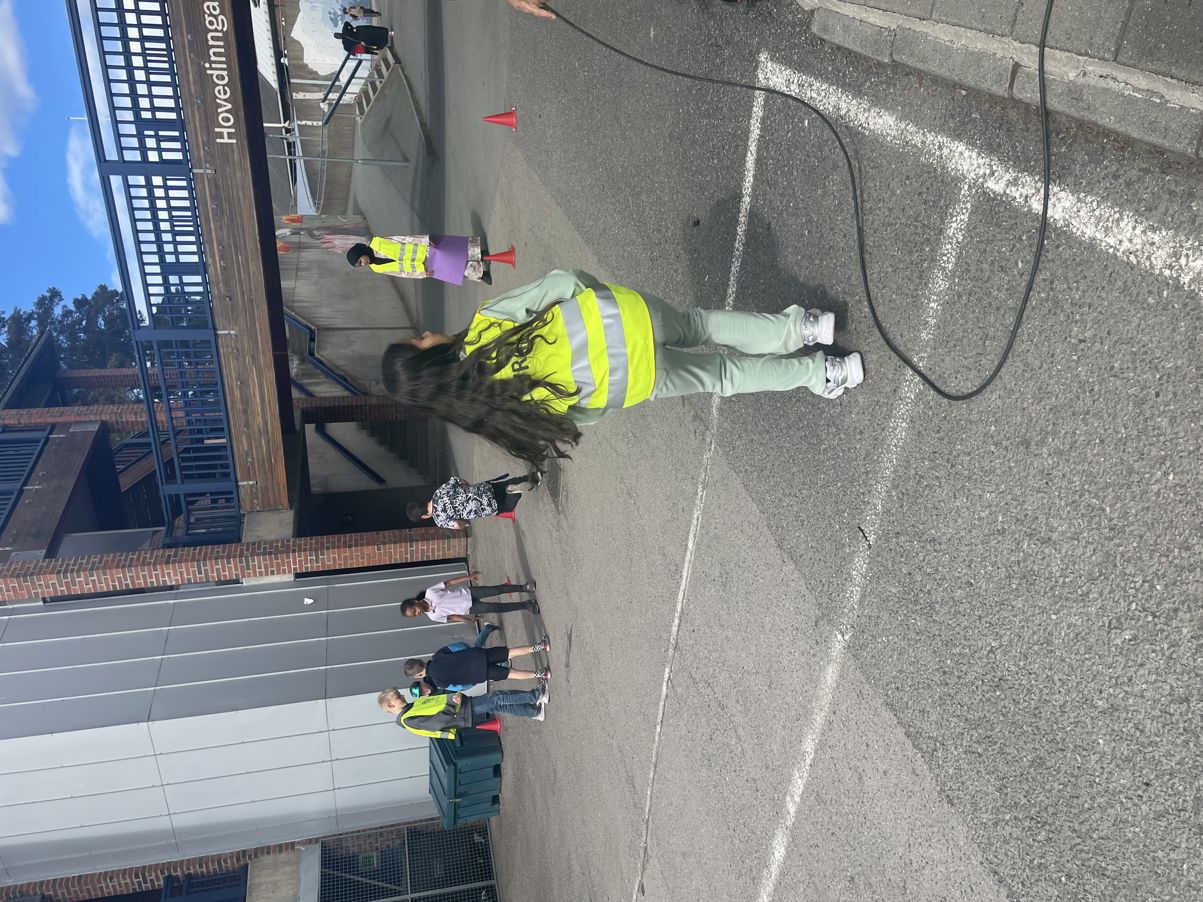 en person som står på en betongoverflate