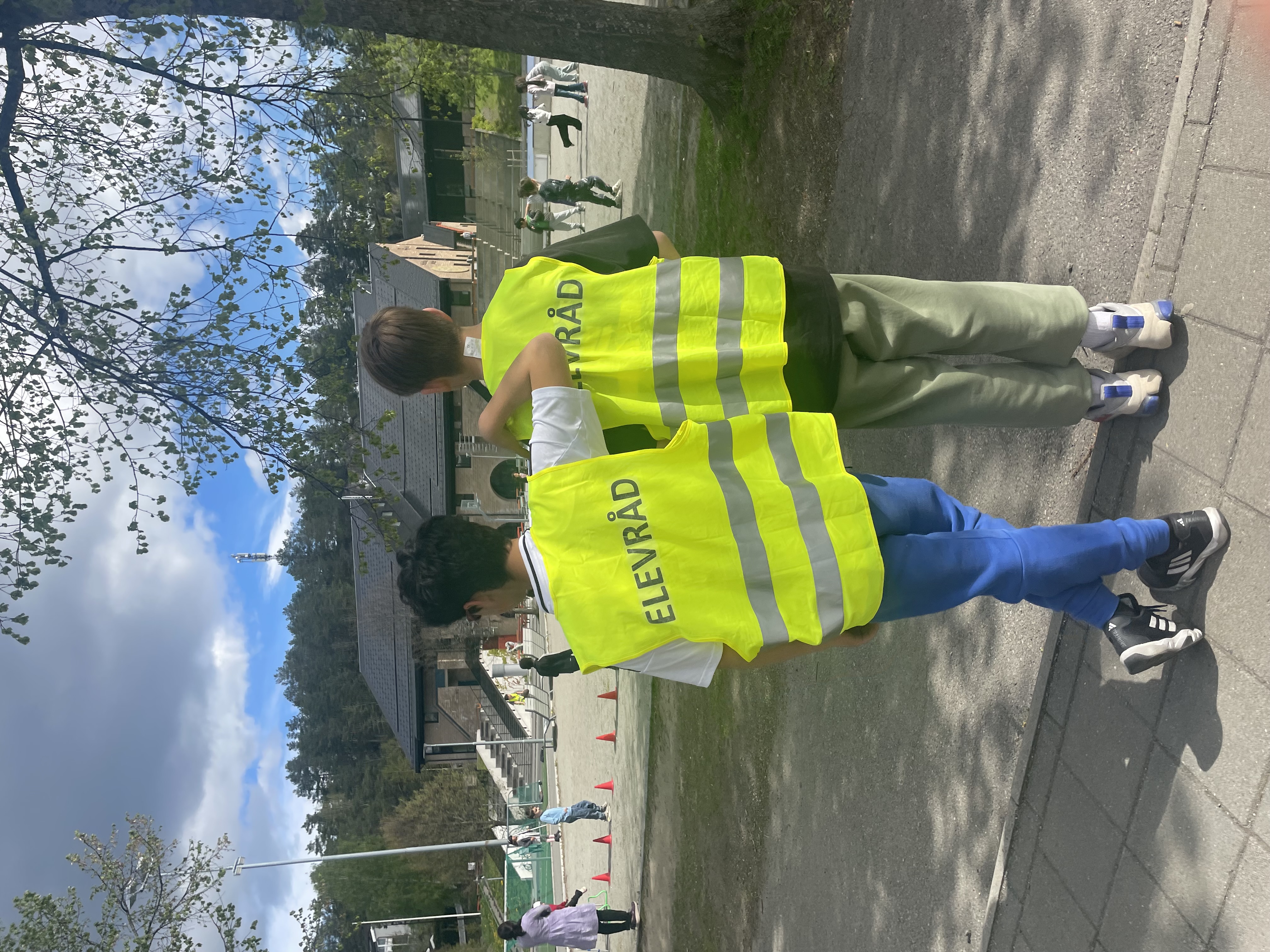 to barner i gule vester