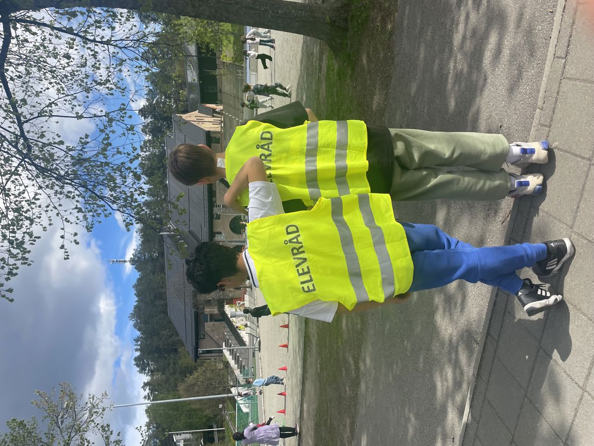 to barner i gule vester