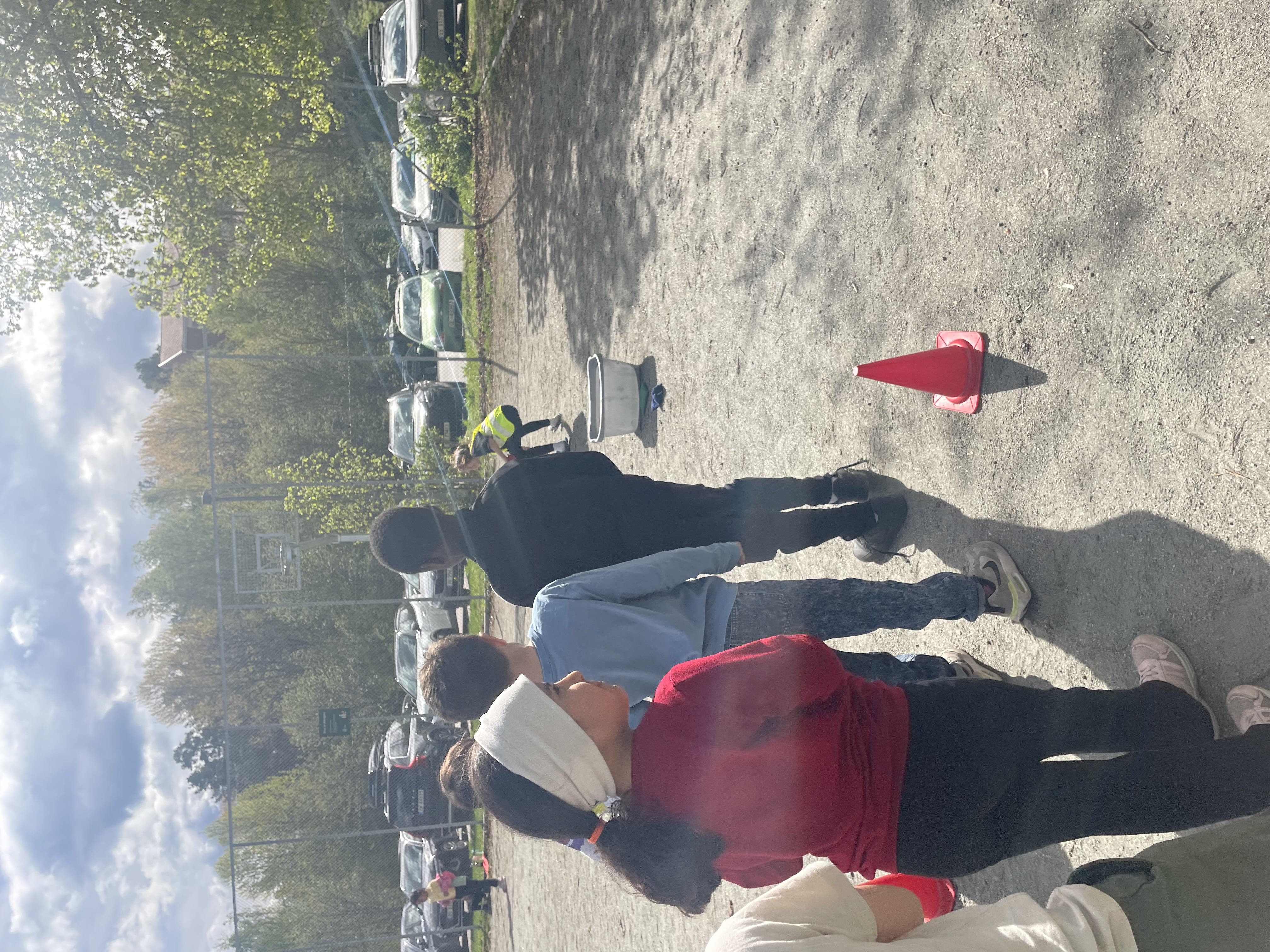 En gruppe mennesker som står på en grusvei