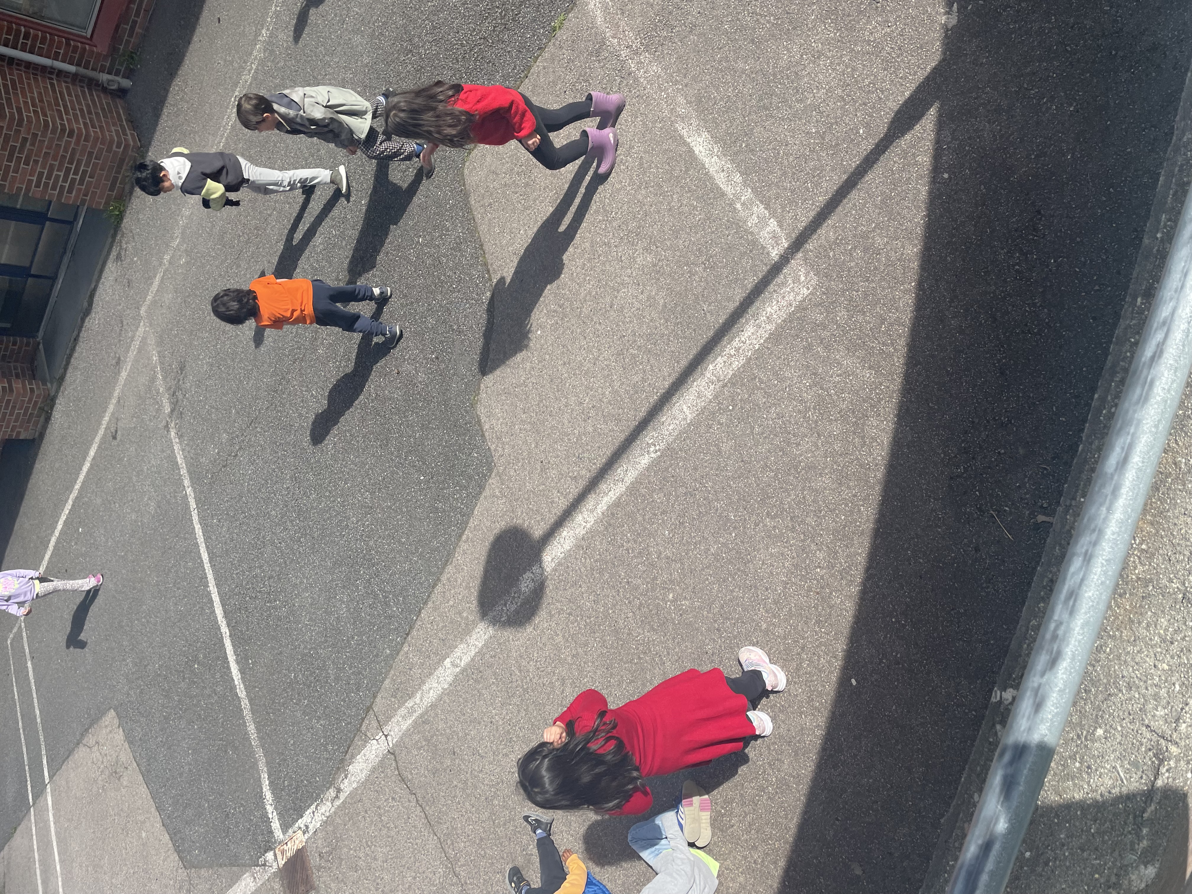 En gruppe mennesker på en gate