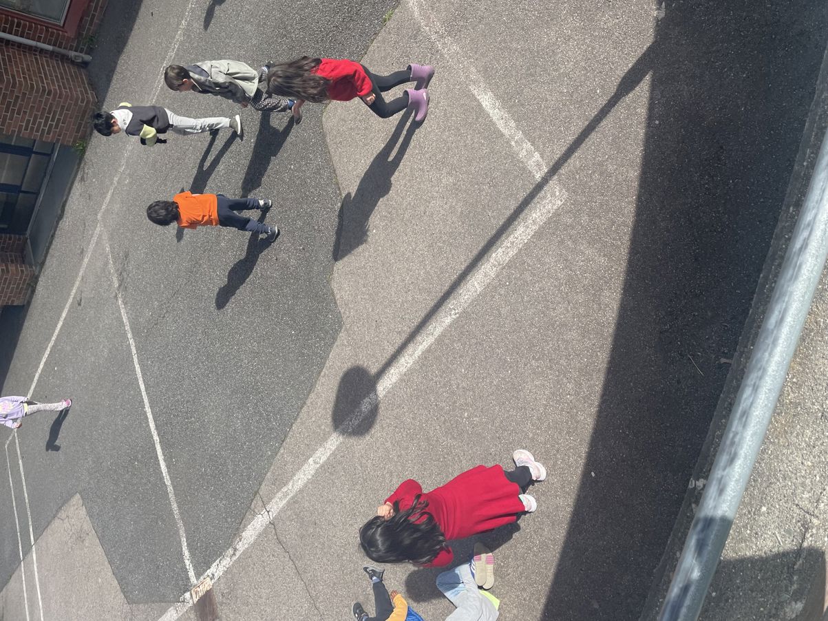 En gruppe mennesker på en gate