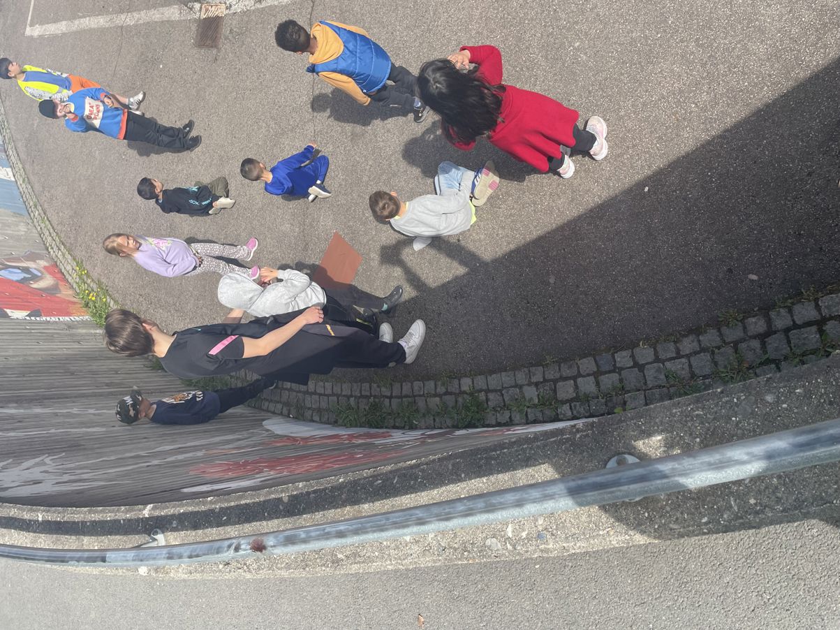 en gruppe mennesker på et fortau