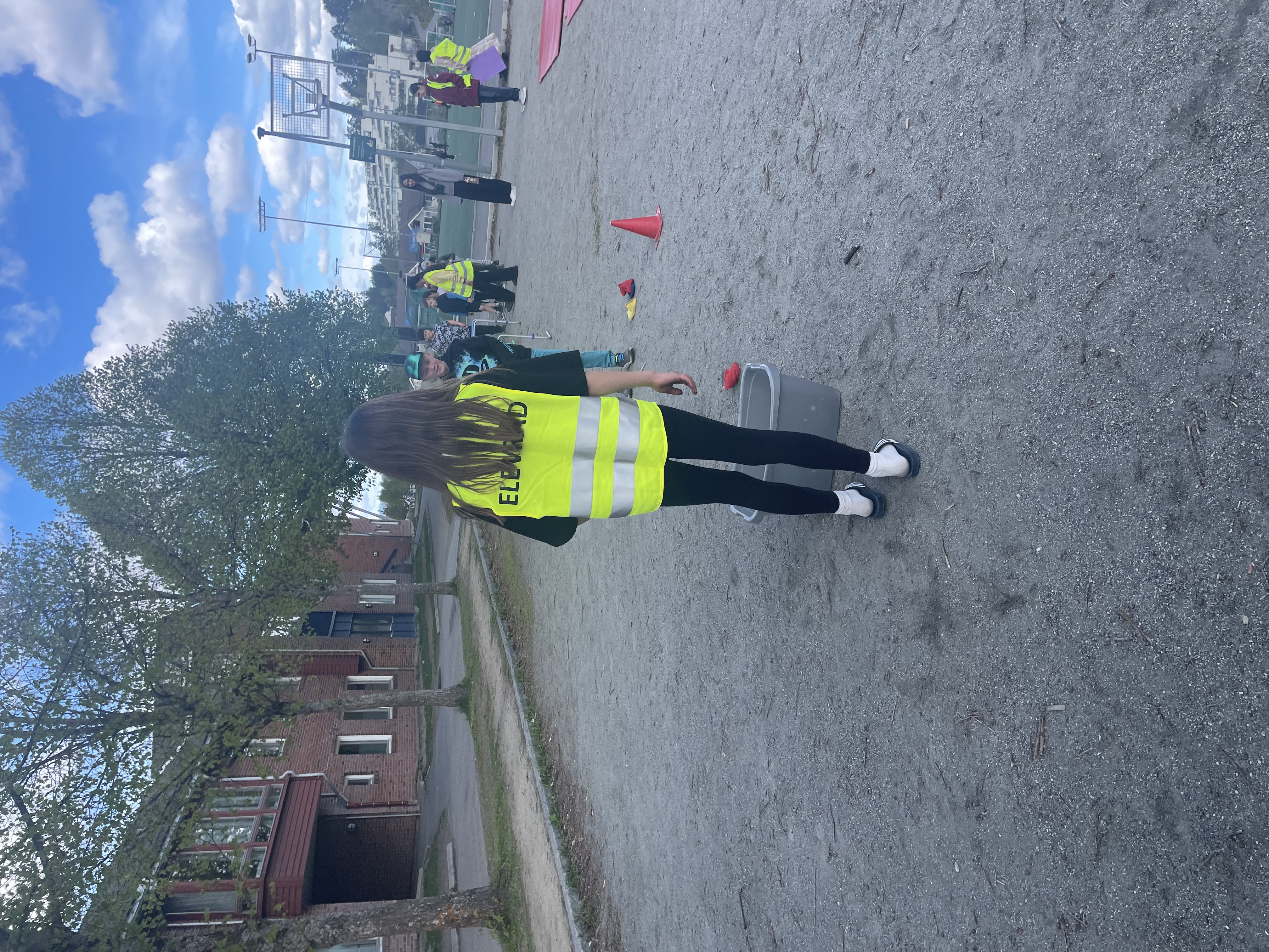 en person som står på en betongoverflate