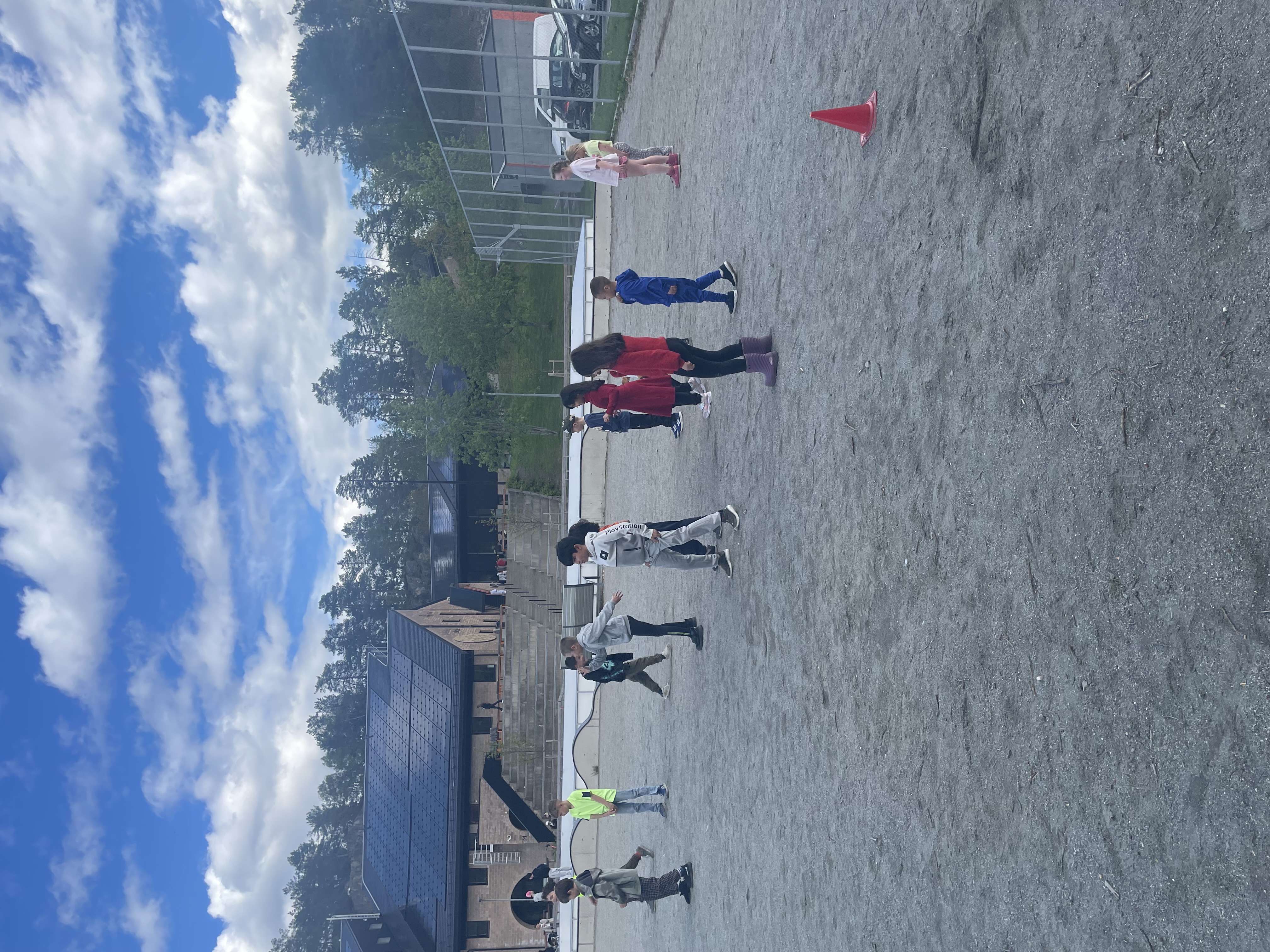 En gruppe mennesker som leker på et jordfelt