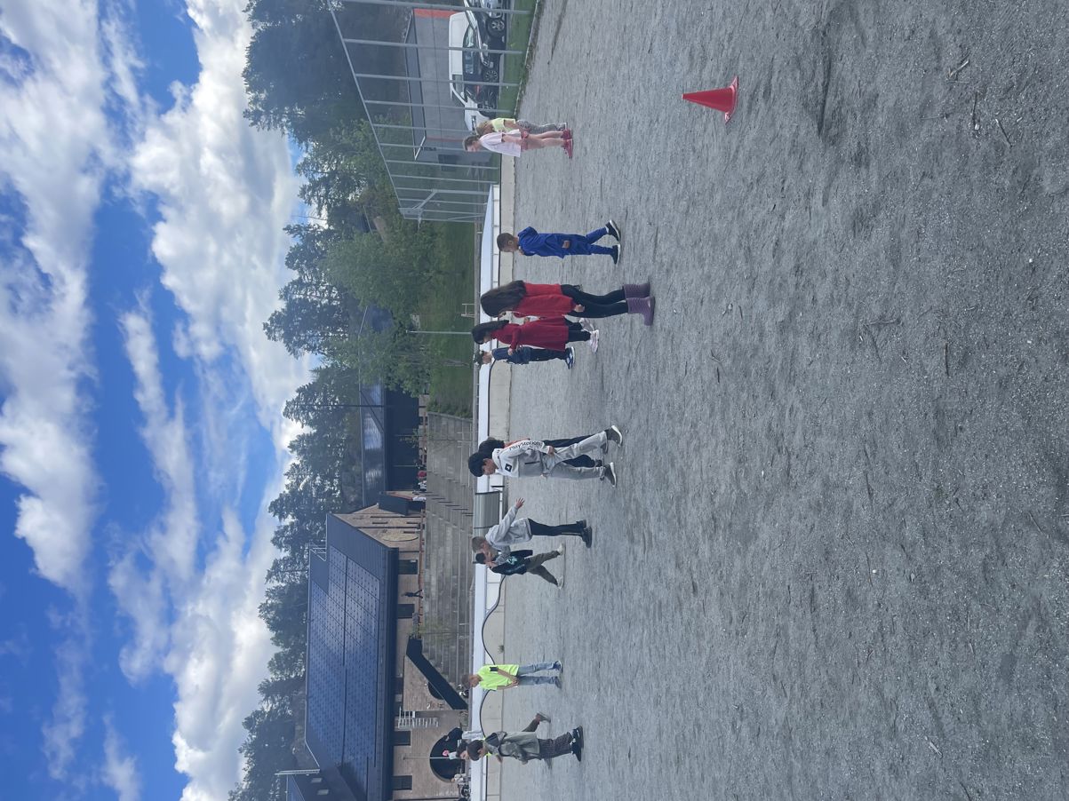 En gruppe mennesker som leker på et jordfelt