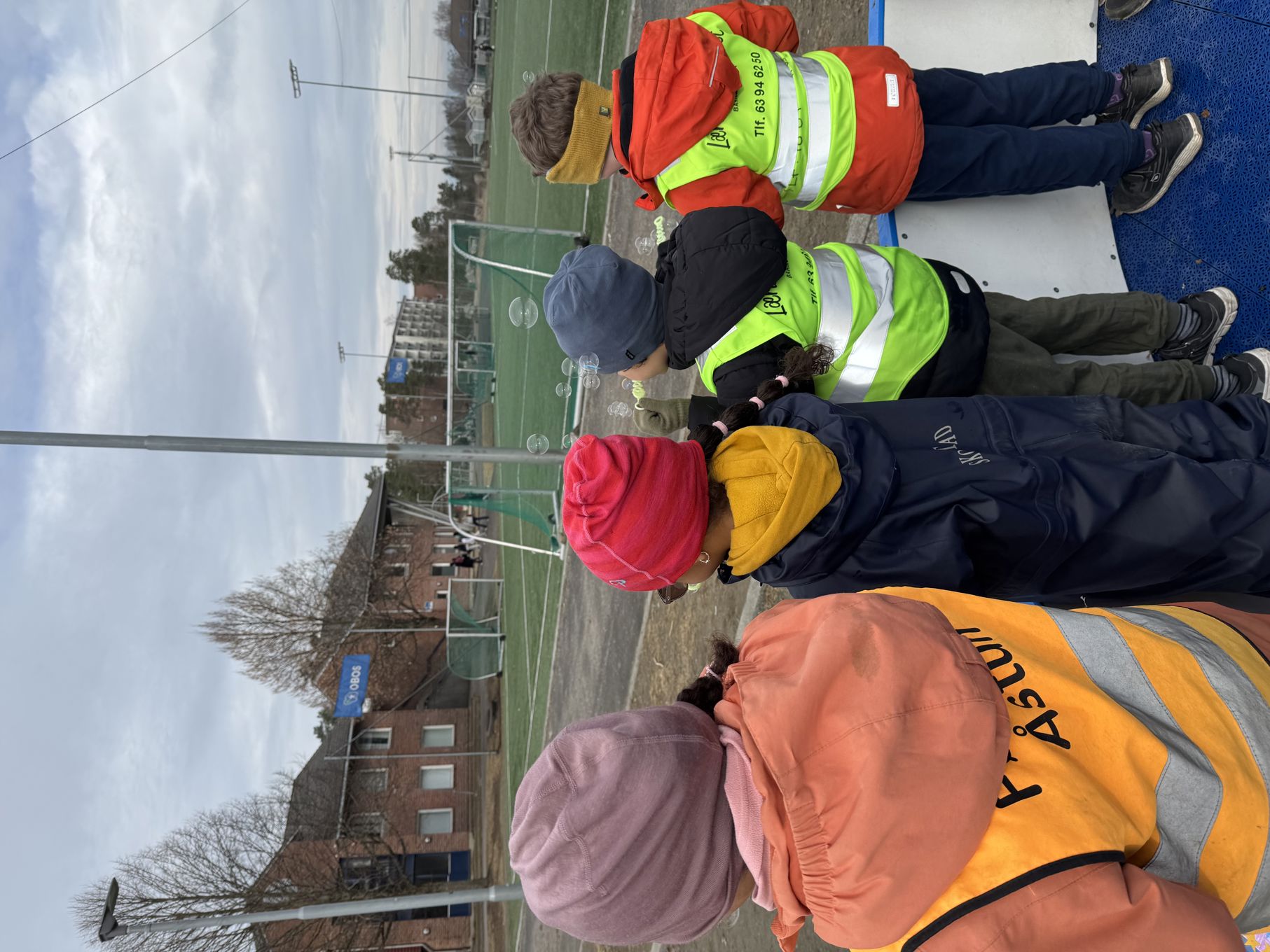 En gruppe barn i en rekke