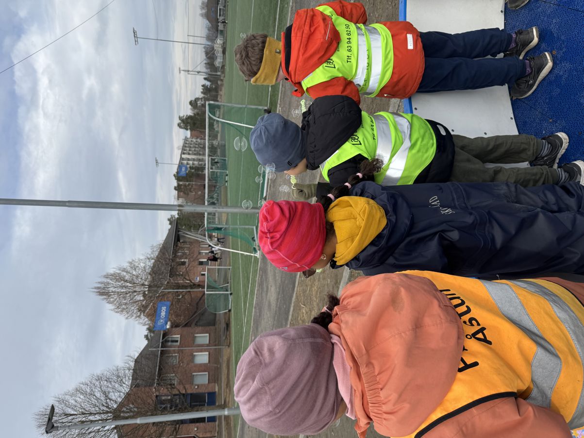 En gruppe barn i en rekke