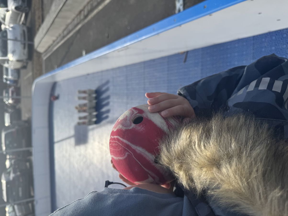 en person som holder et kosedyr