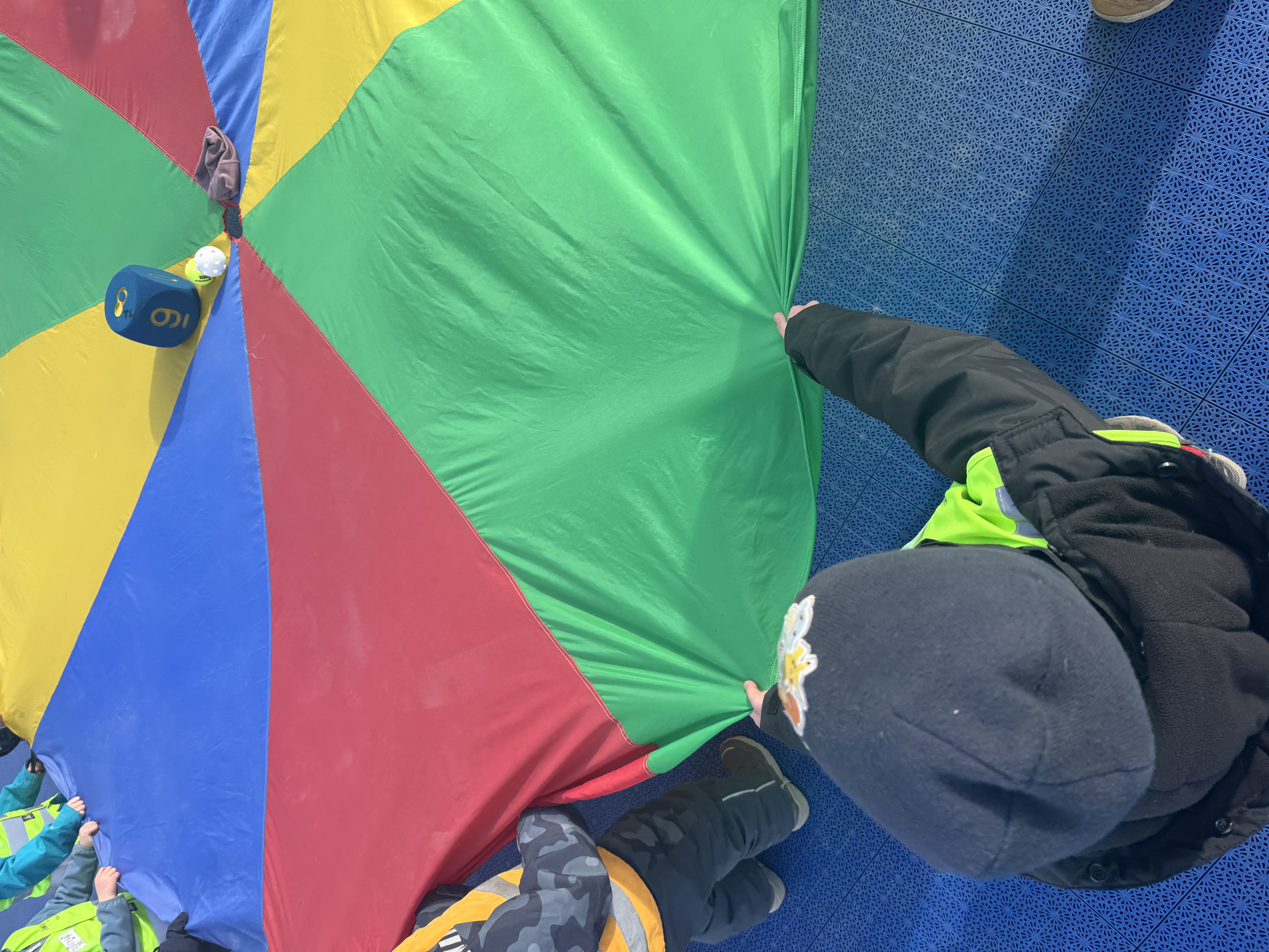 en gruppe mennesker i et telt