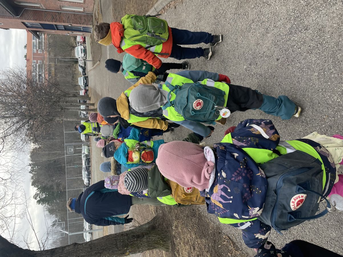 en gruppe mennesker utenfor