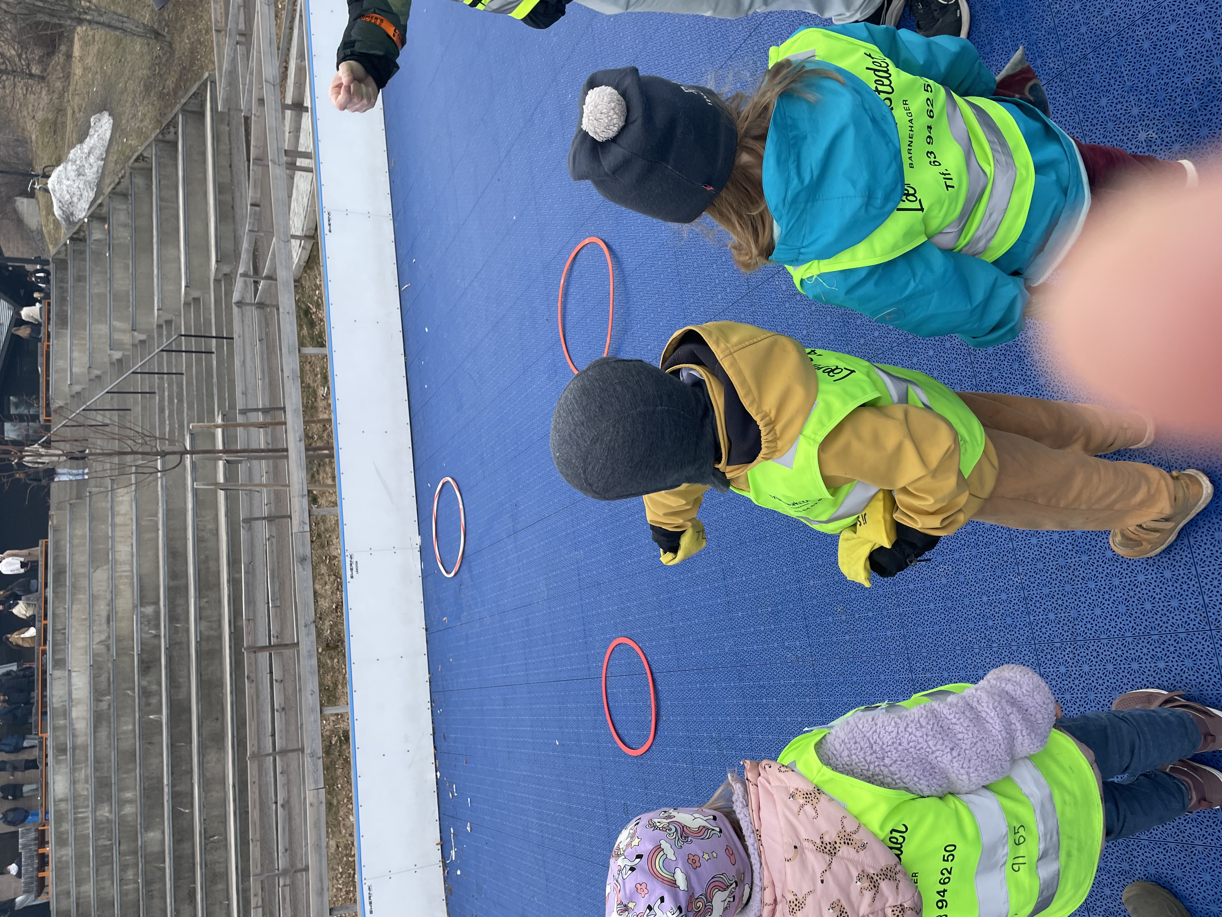 En gruppe barn som leker med en frisbee