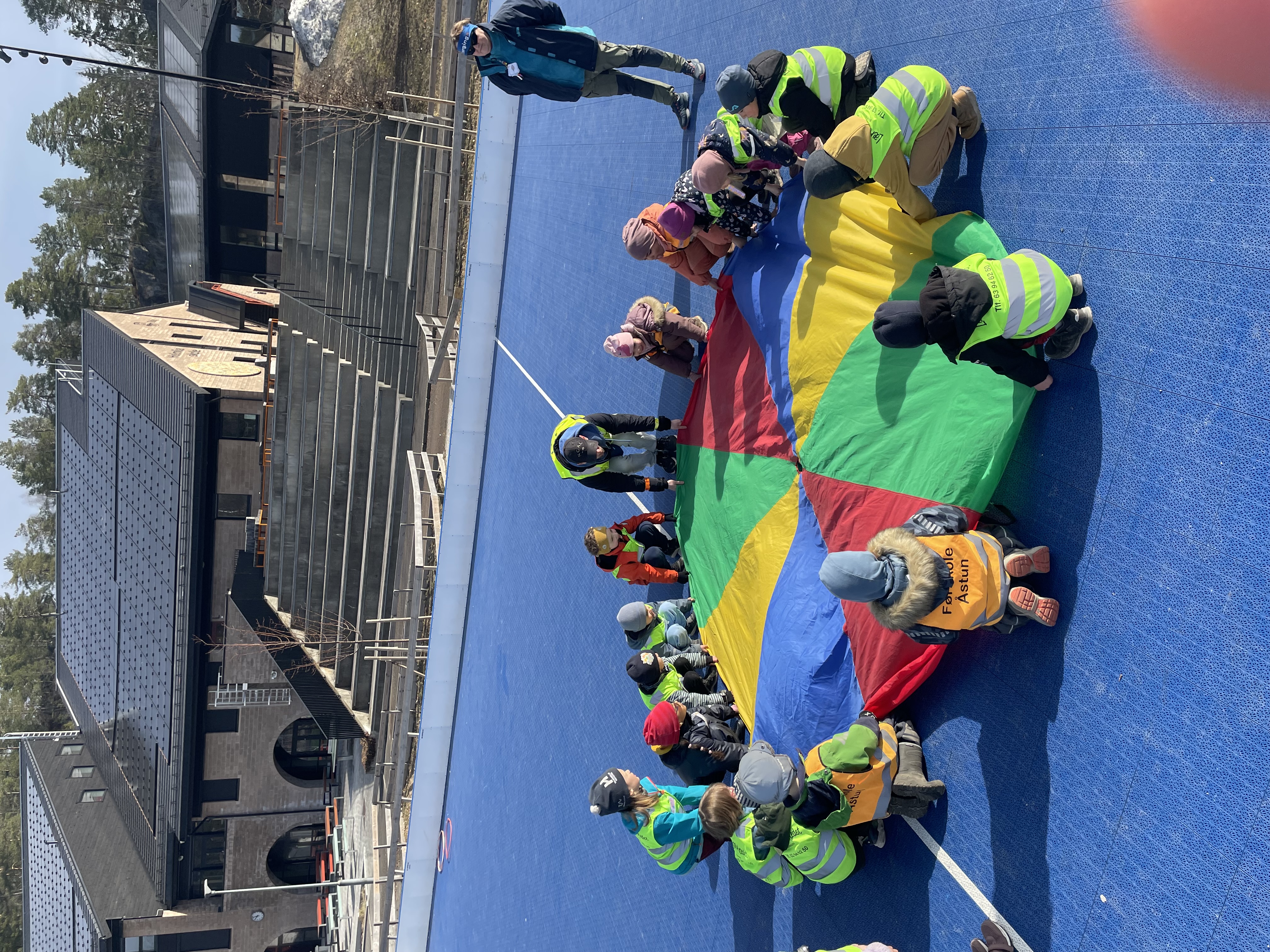 En gruppe mennesker i klær