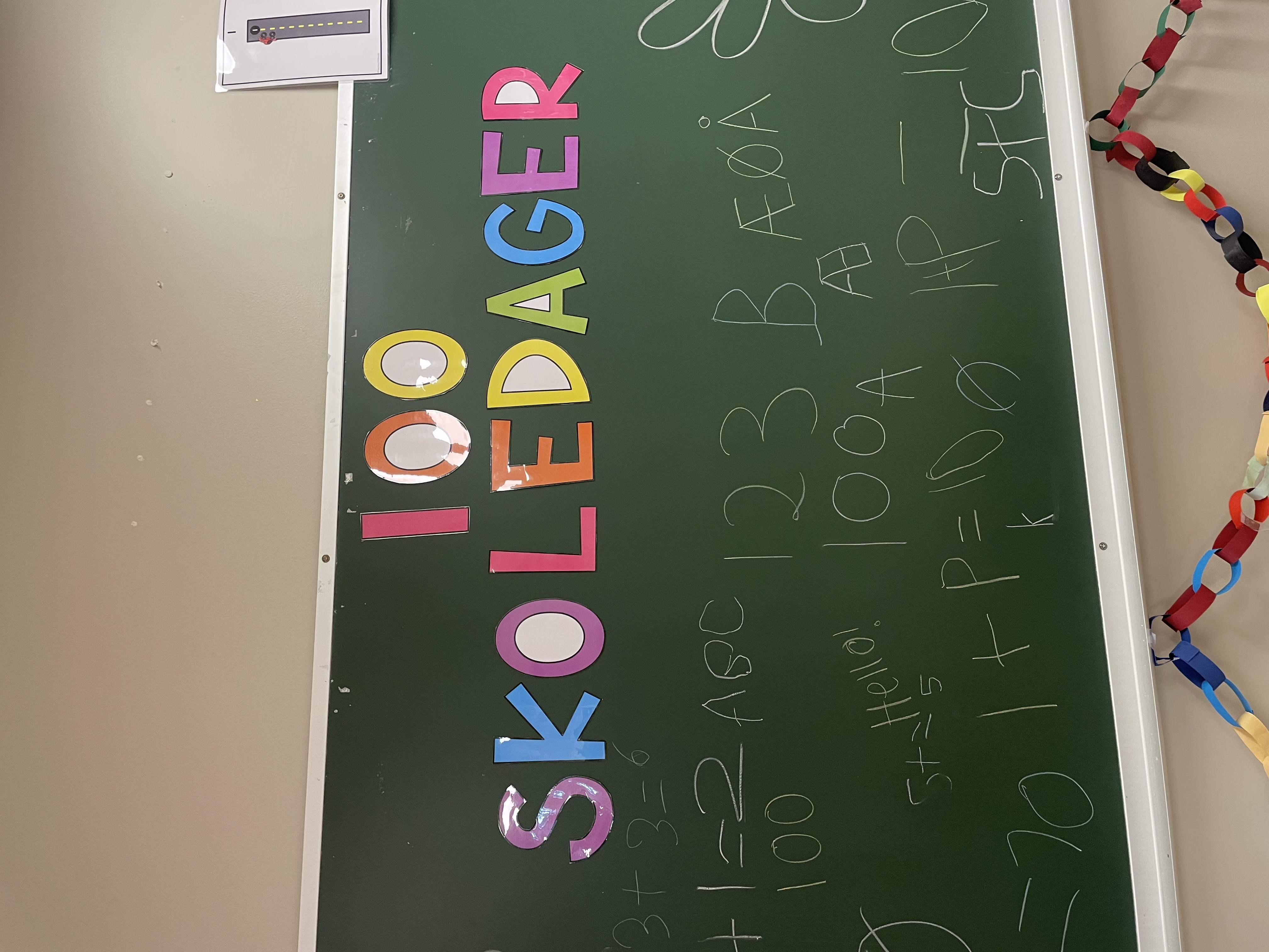 En tavle med skrift på