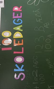 En tavle med skrift på