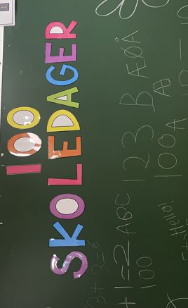 En tavle med skrift på