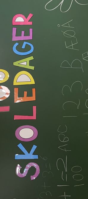 En tavle med skrift på