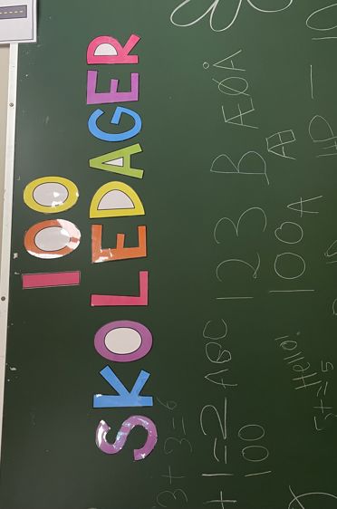 En tavle med skrift på