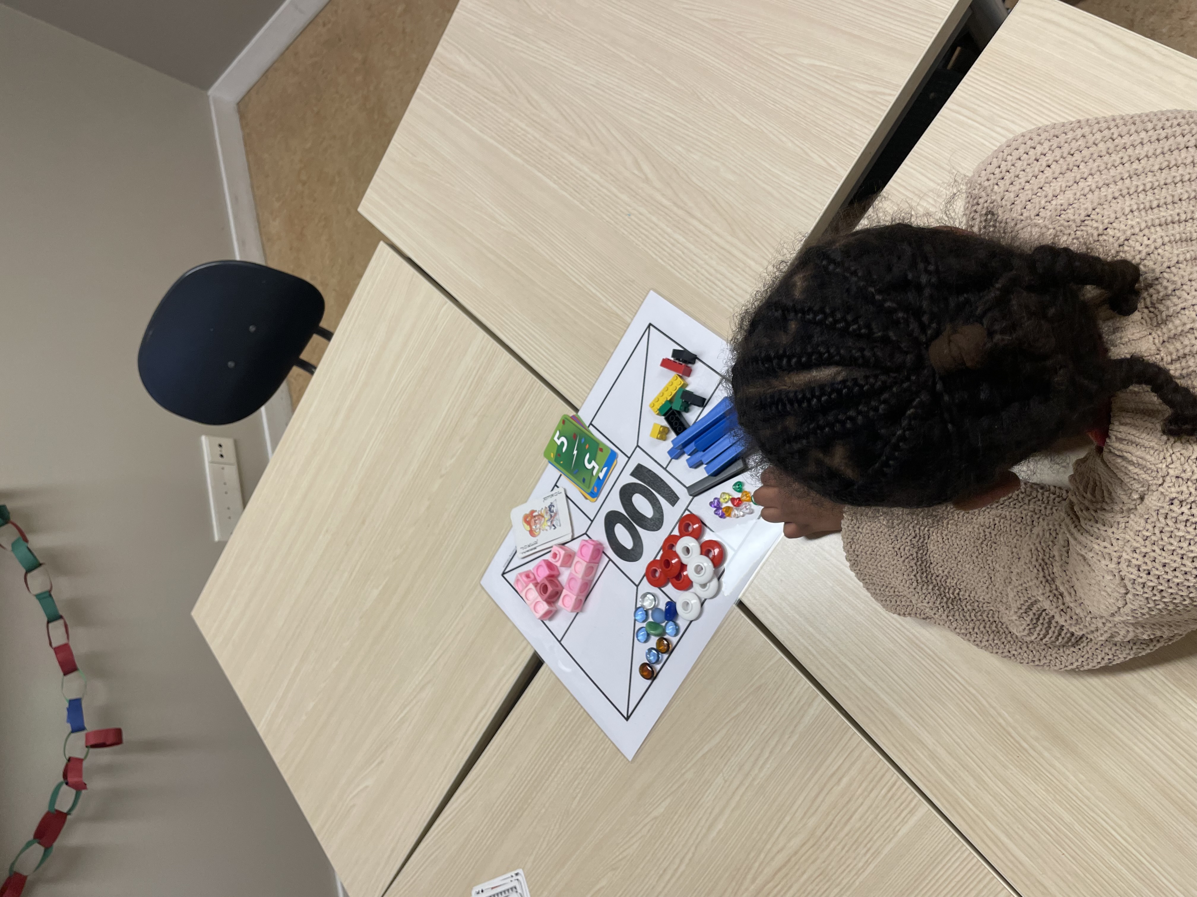 en katt som spiller brettspill