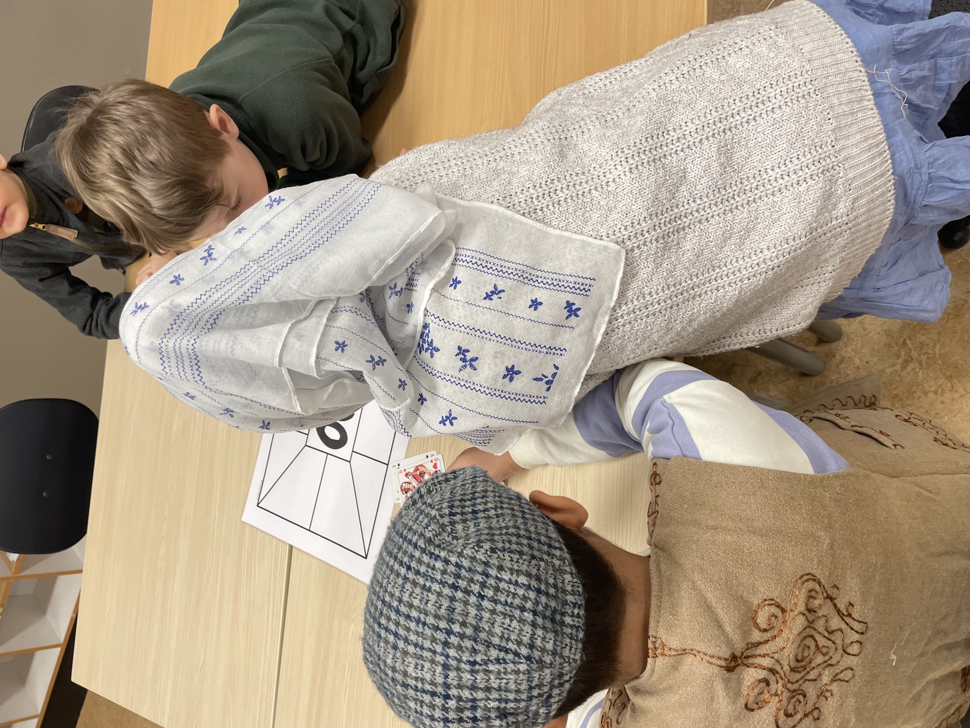 et barn som holder en baby