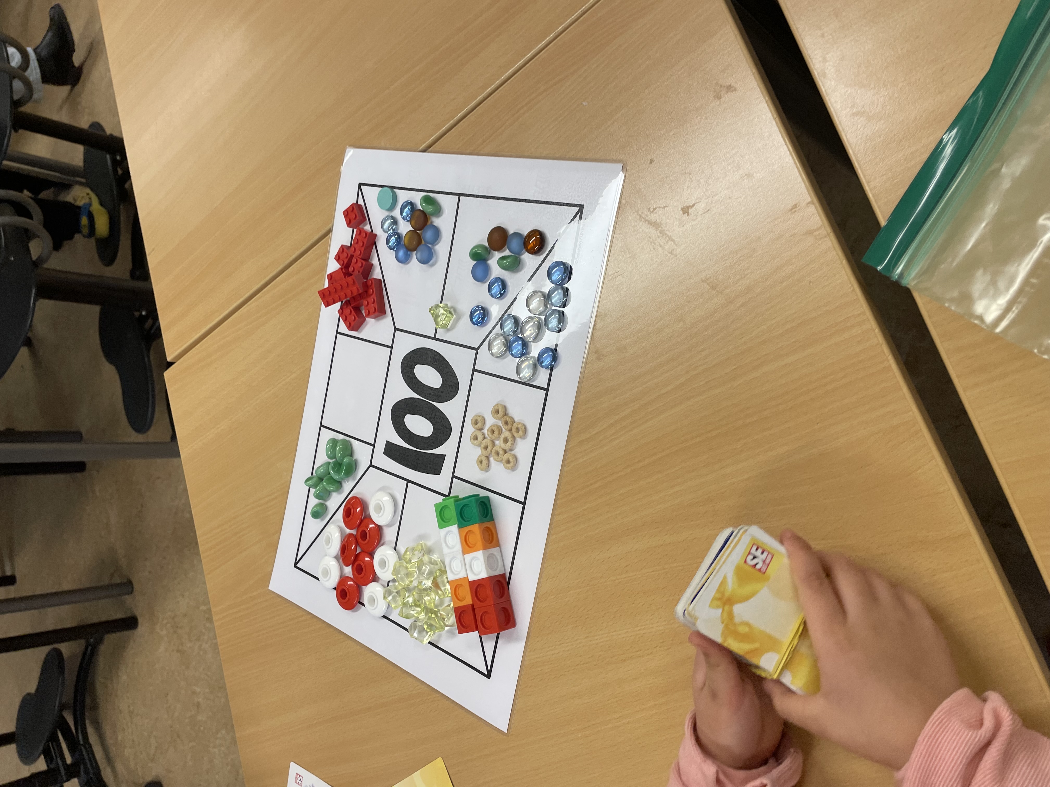 en person som holder et kort