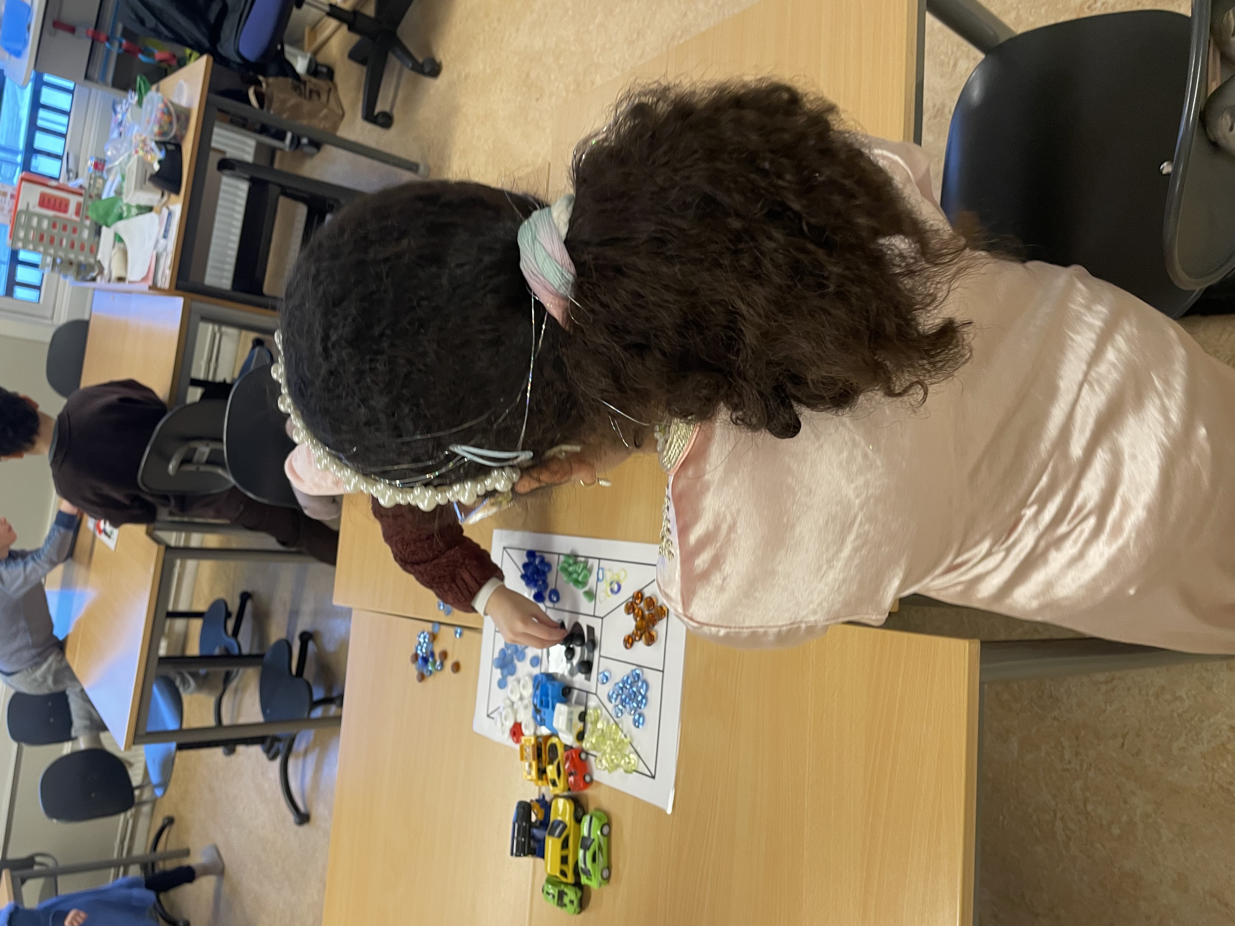 en person som sitter ved et bord og spiller et brettspill