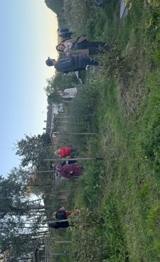 En gruppe mennesker i en hage