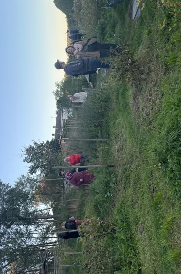 En gruppe mennesker i en hage