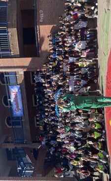 en person på en scene med en gul ball foran en folkemengde