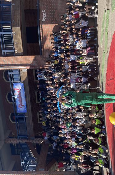 en person på en scene med en gul ball foran en folkemengde