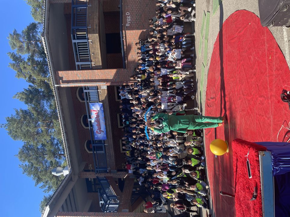 en person på en scene med en gul ball foran en folkemengde en person på en scene med en gul ball foran en folkemengde