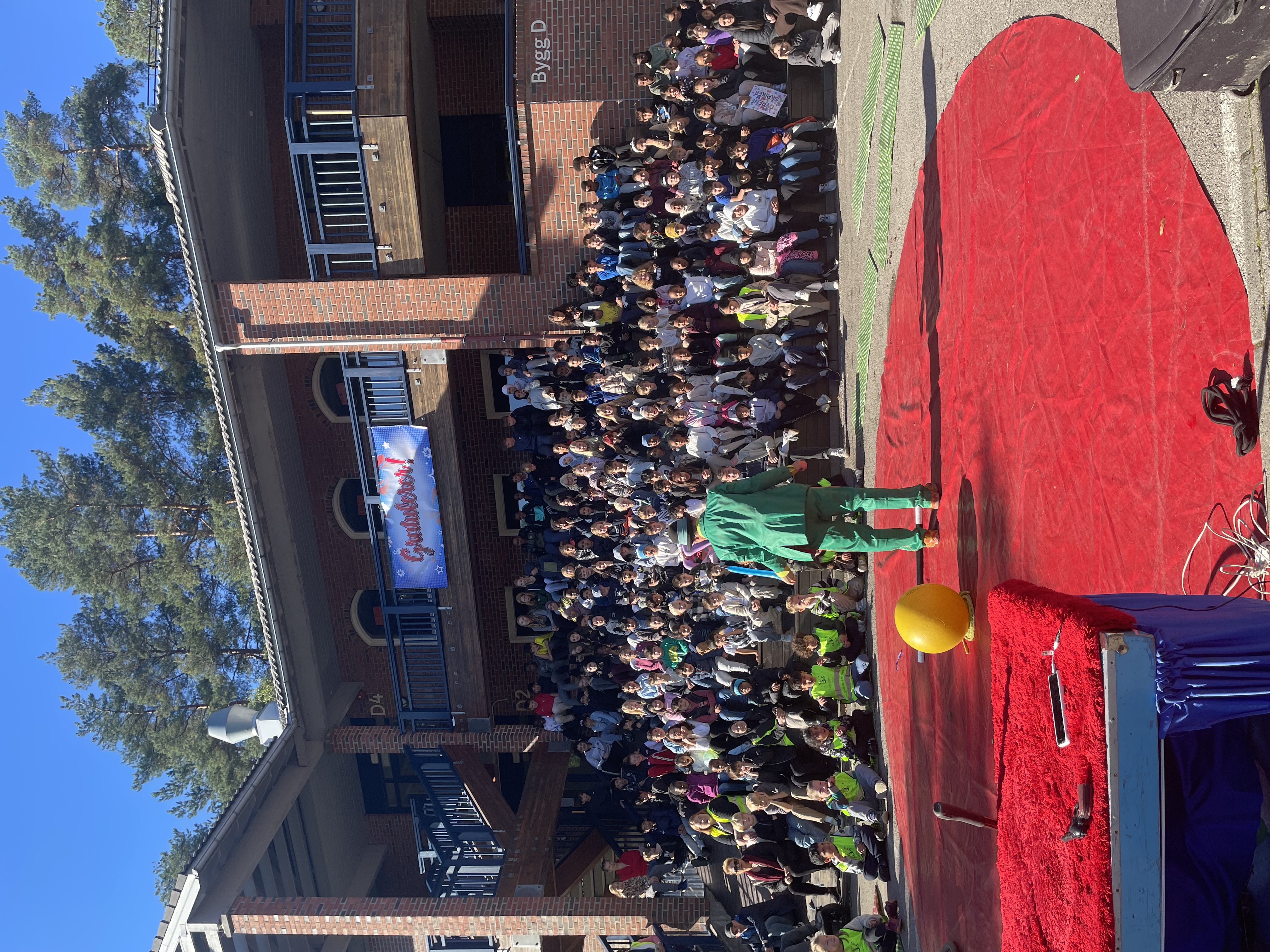 en person på en scene med en gul ball foran en folkemengde