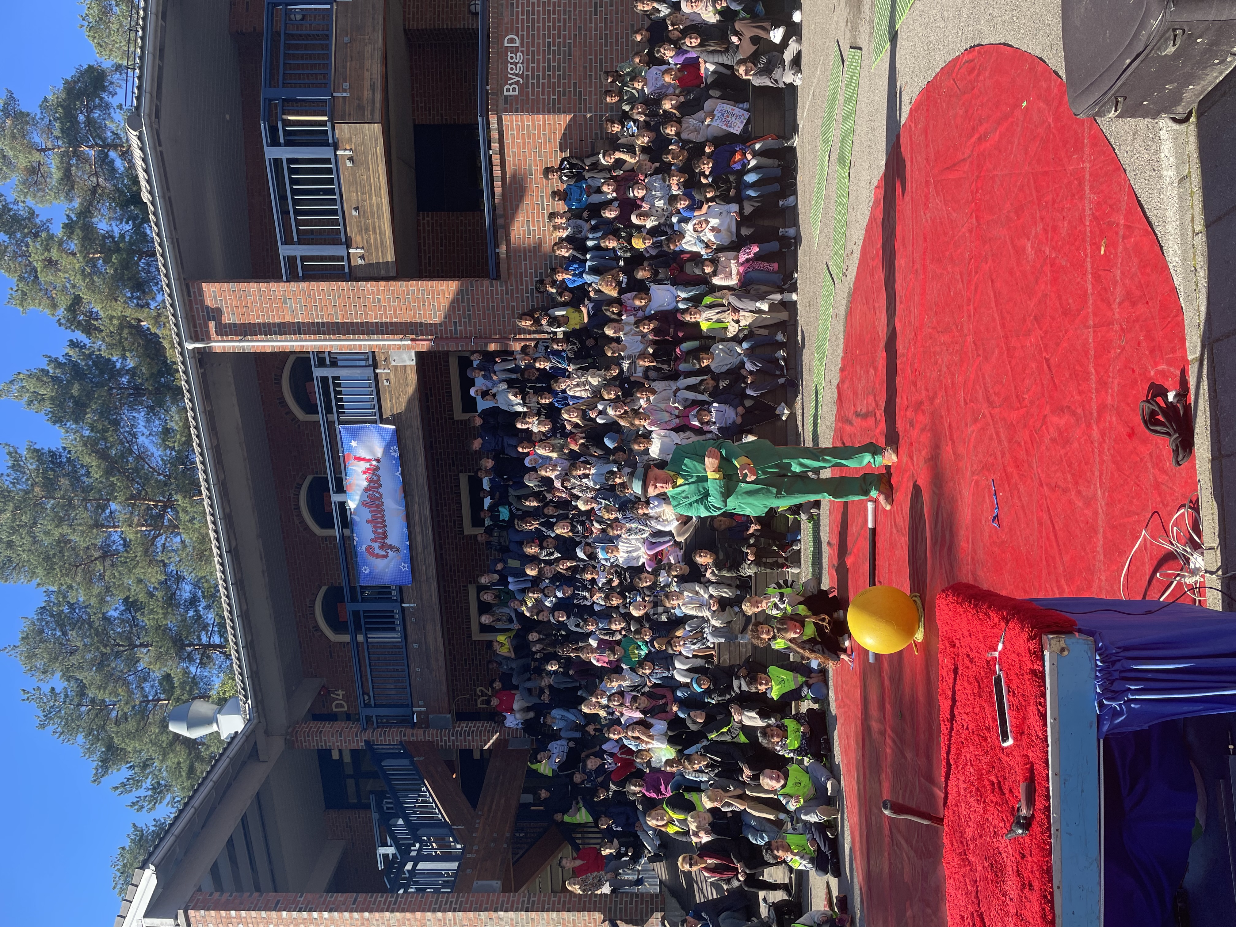 En gruppe mennesker som står i en gate