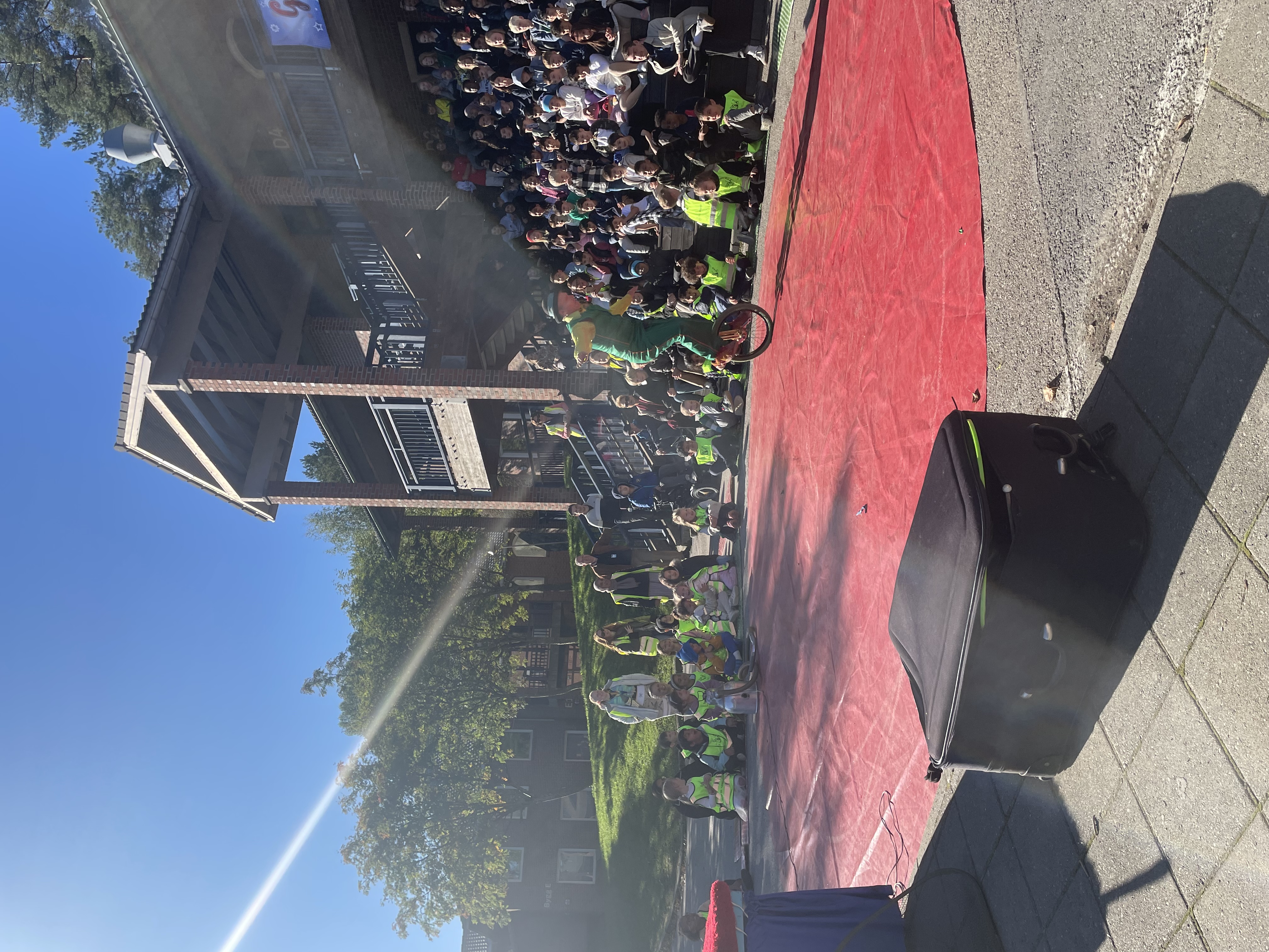 en gruppe mennesker på en scene