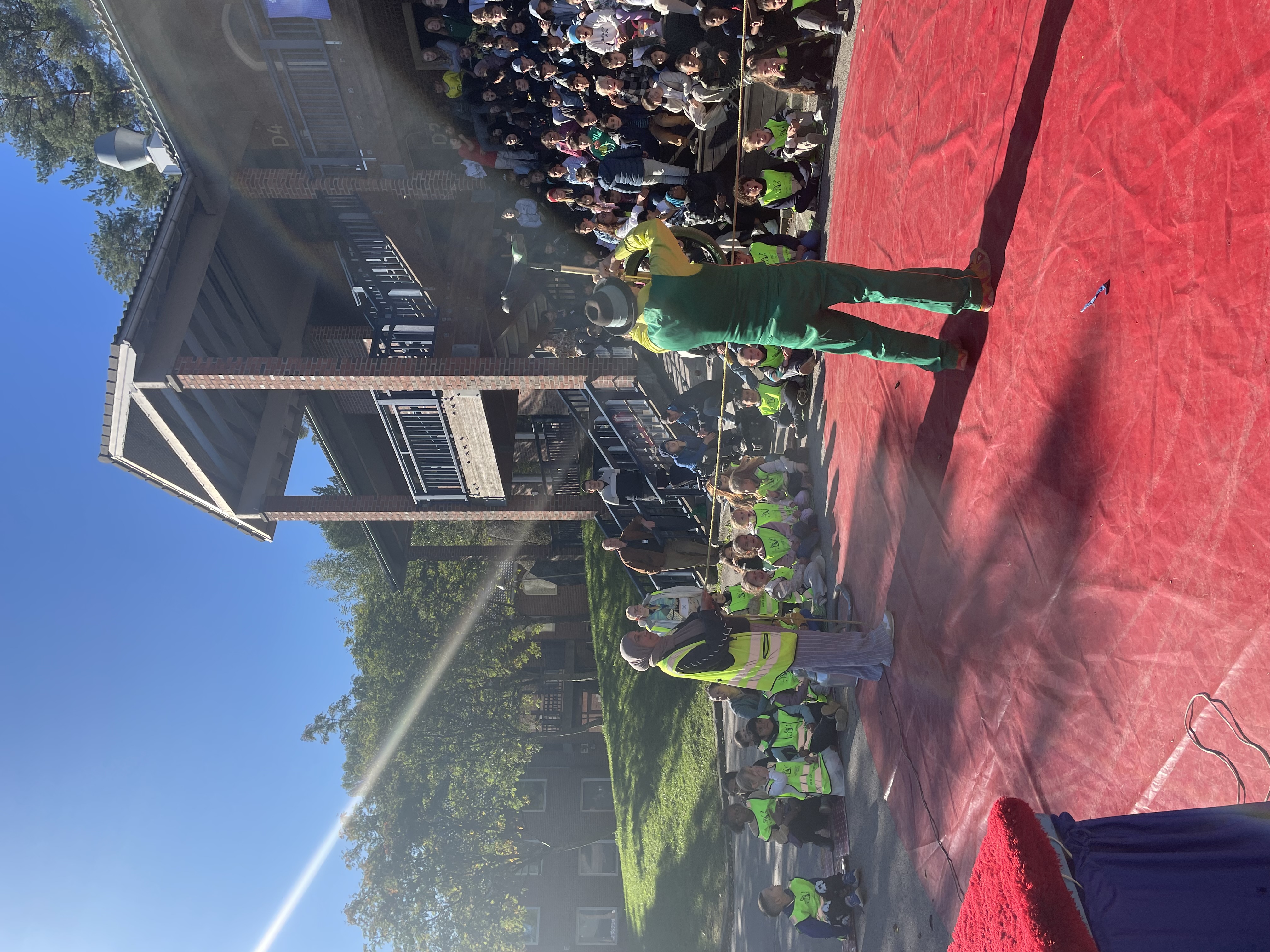 en gruppe mennesker på en scene