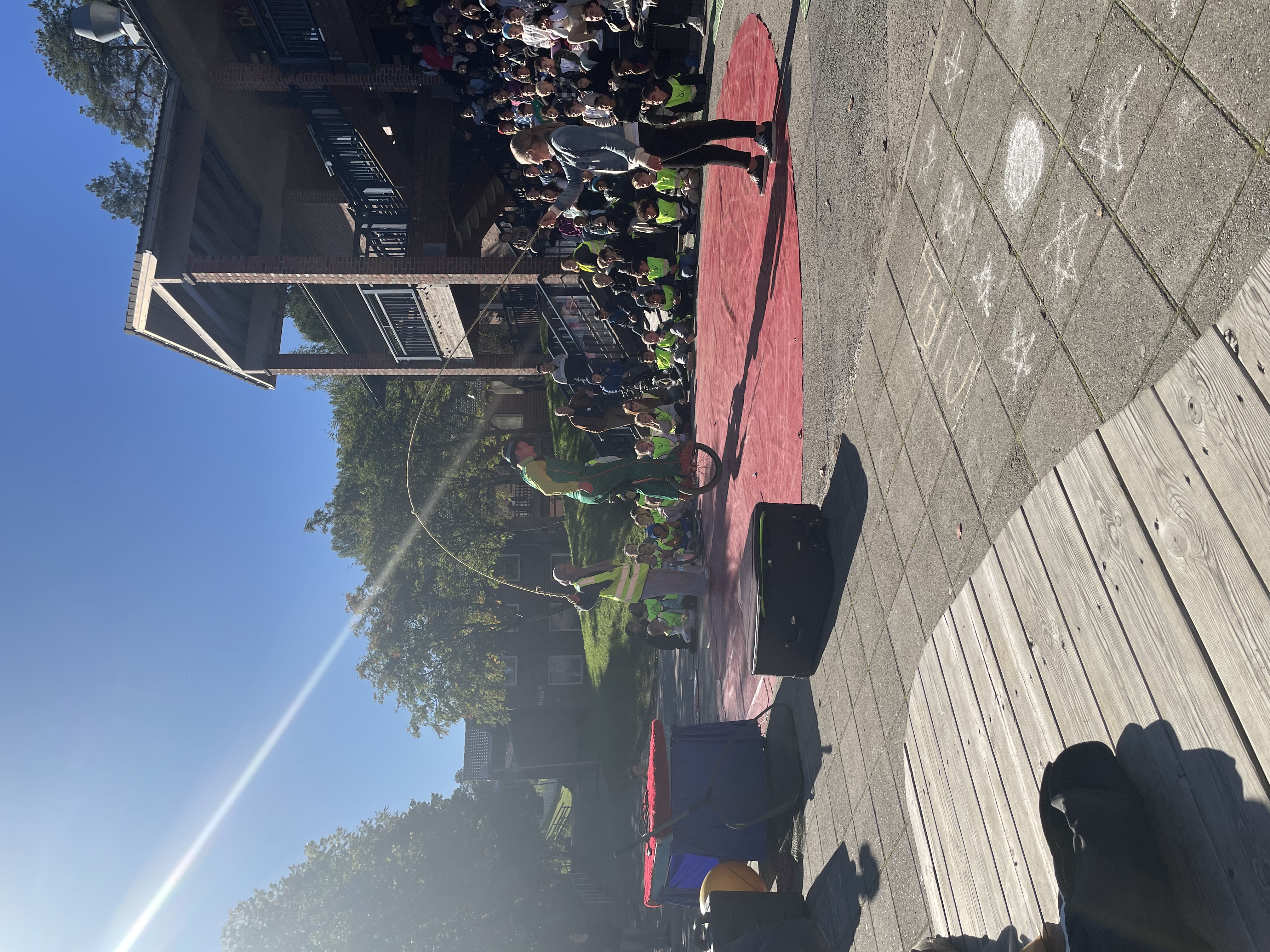 et band som spiller på en scene