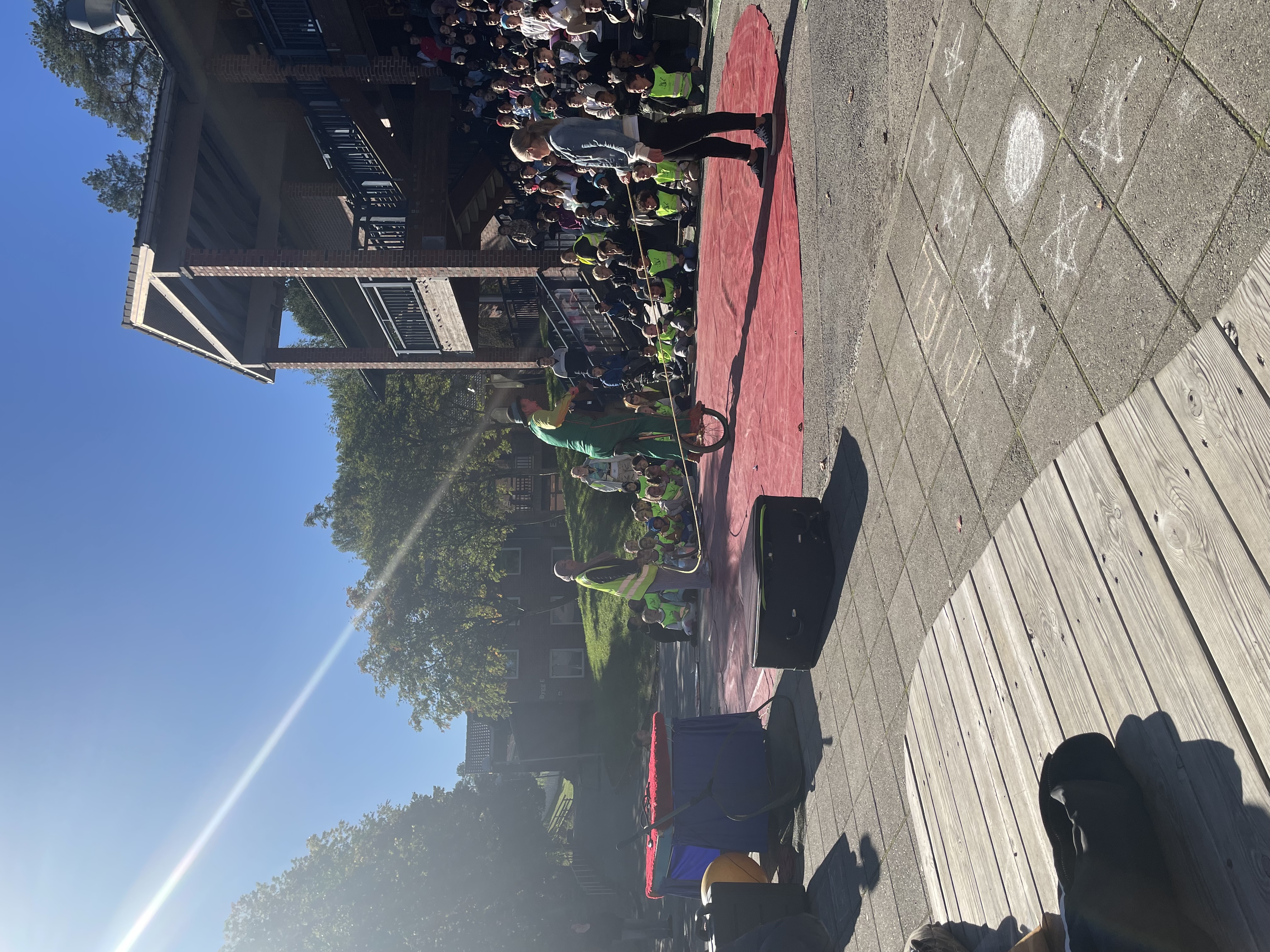 en gruppe mennesker på en scene