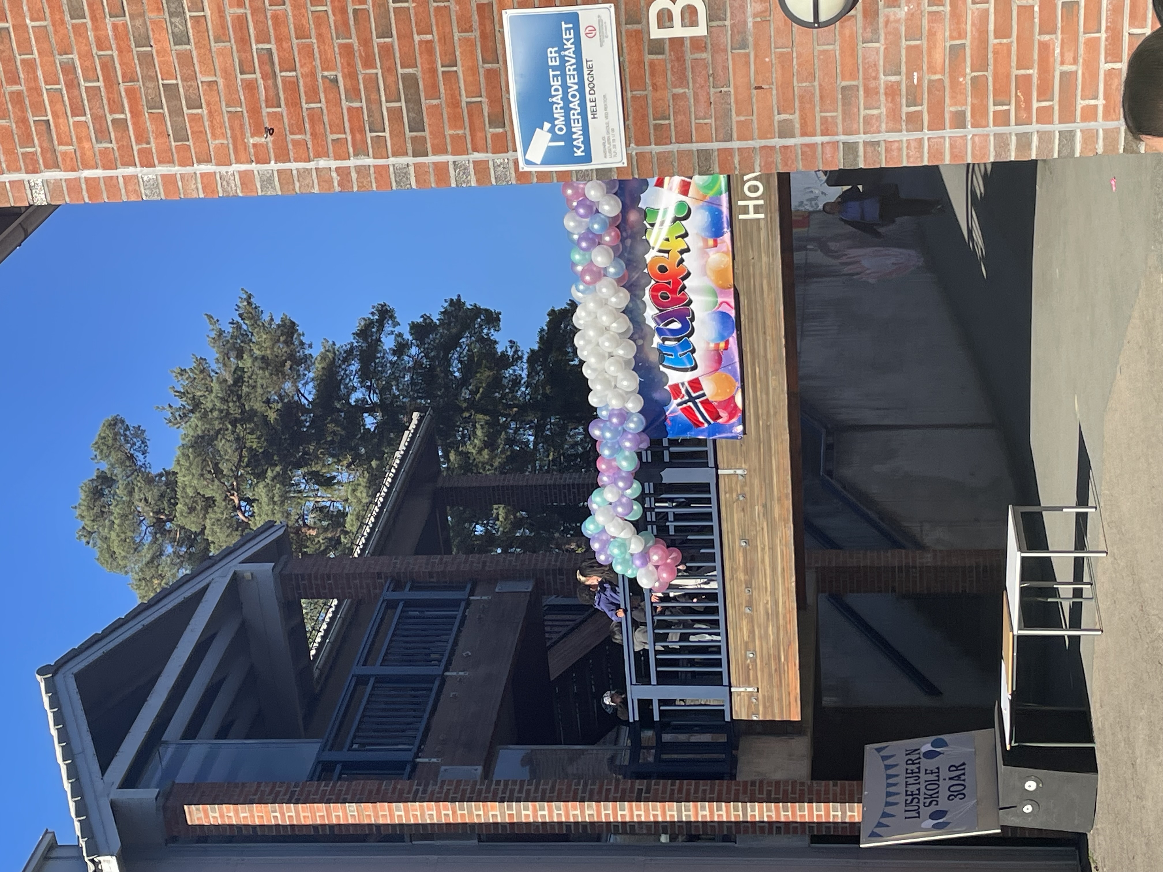 En bygning med skilt på forsiden