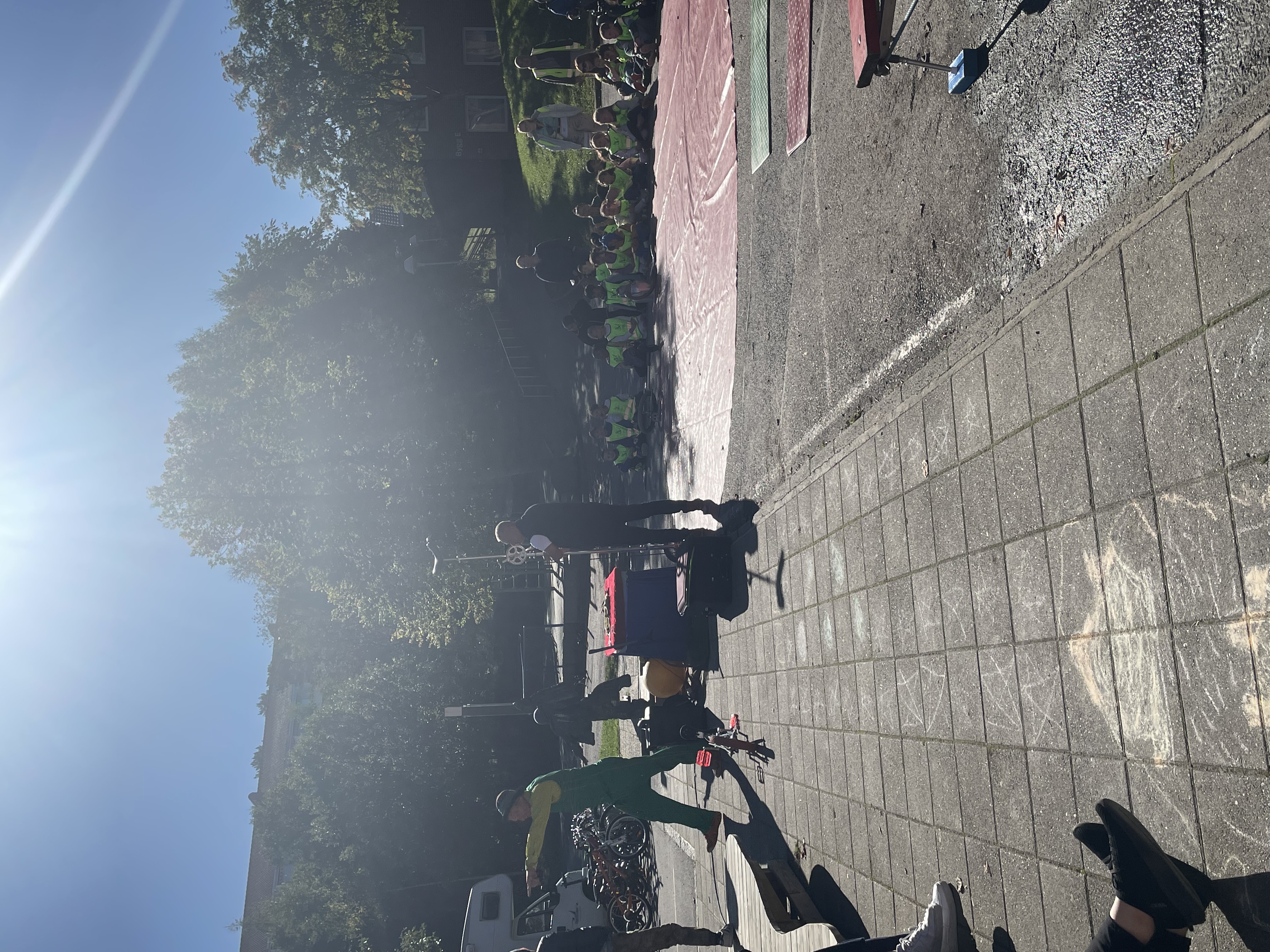 en gruppe mennesker som står rundt et bål