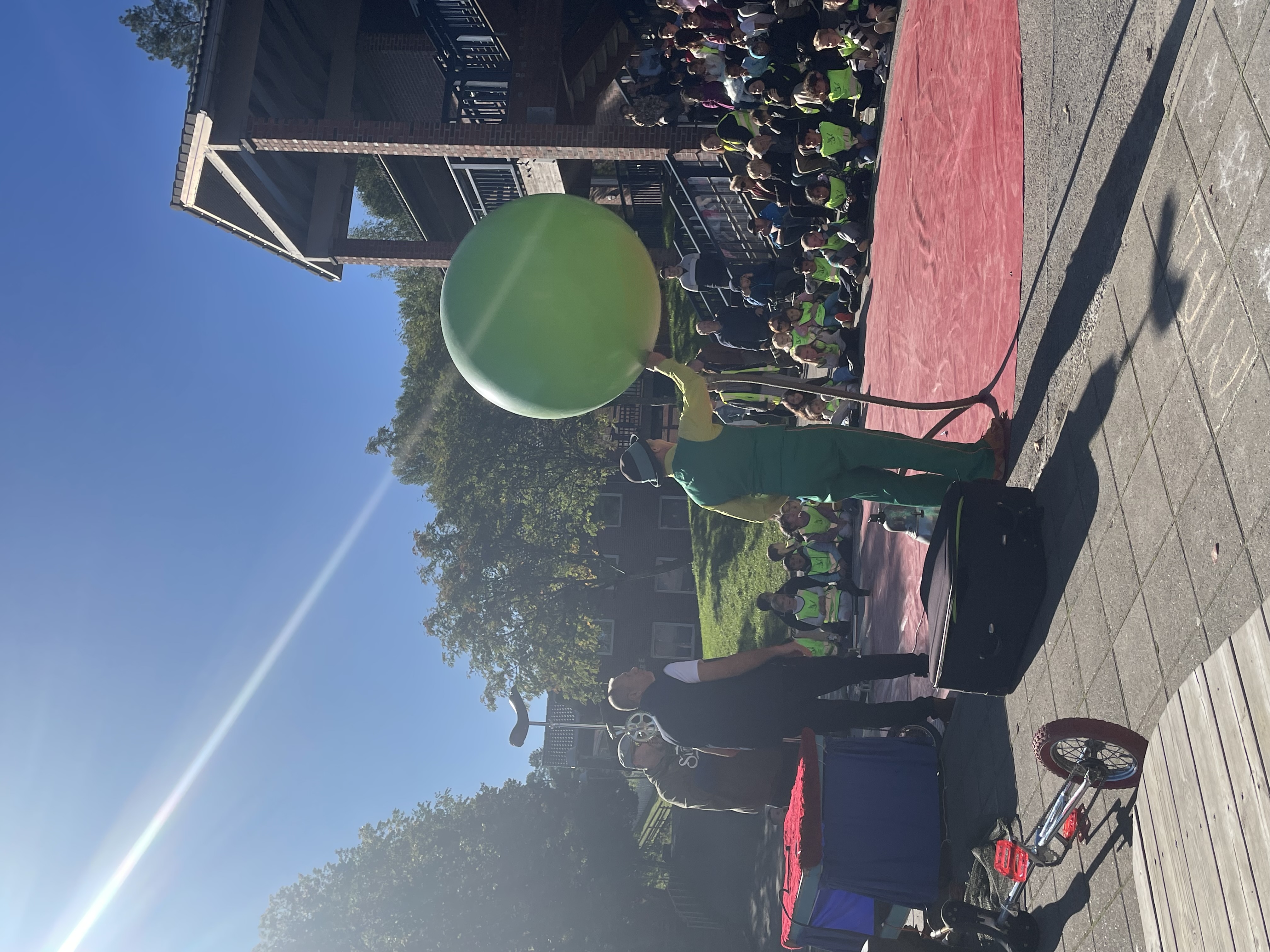 en person som holder en grønn ballong