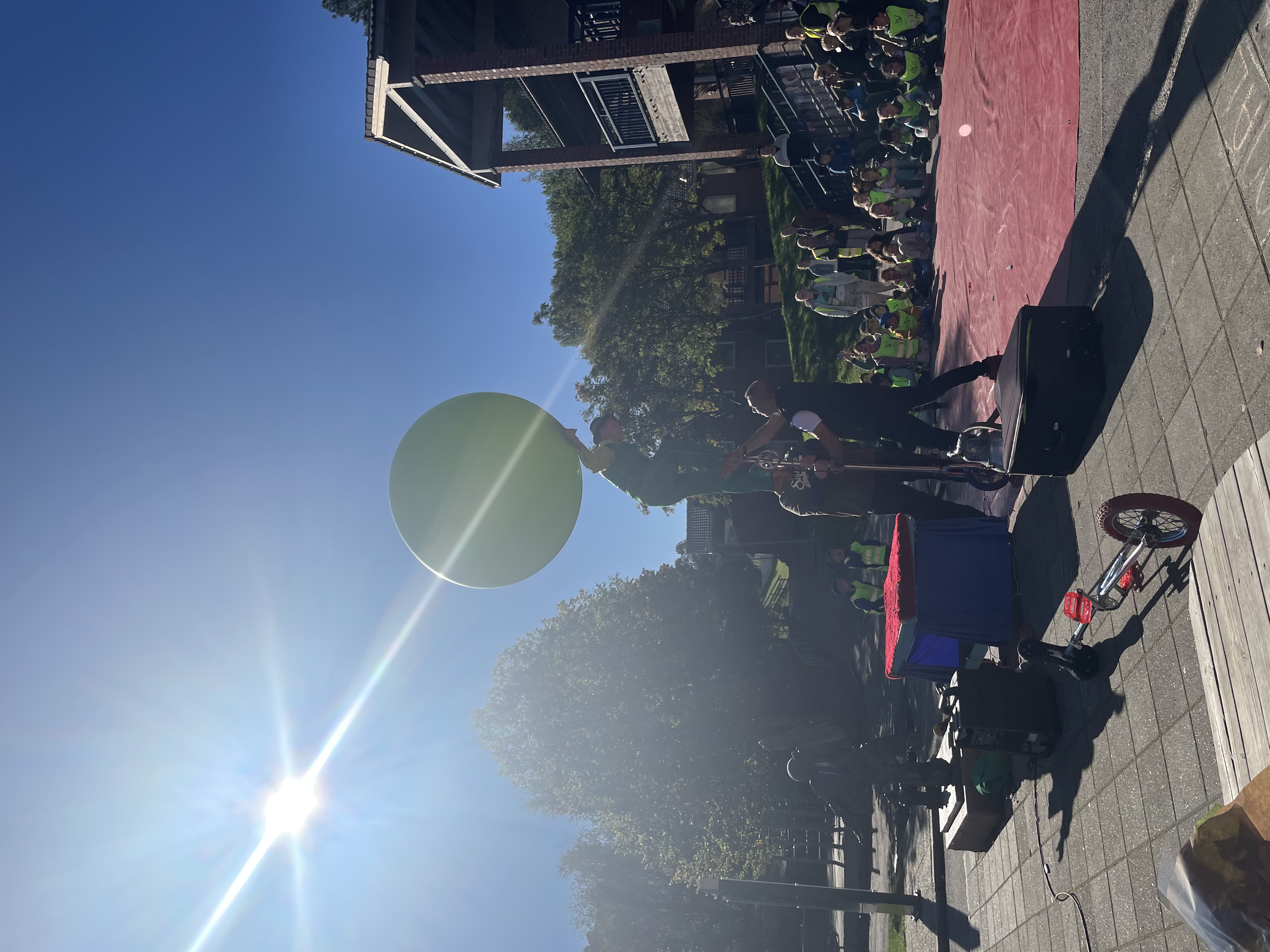 en person som holder en ballong