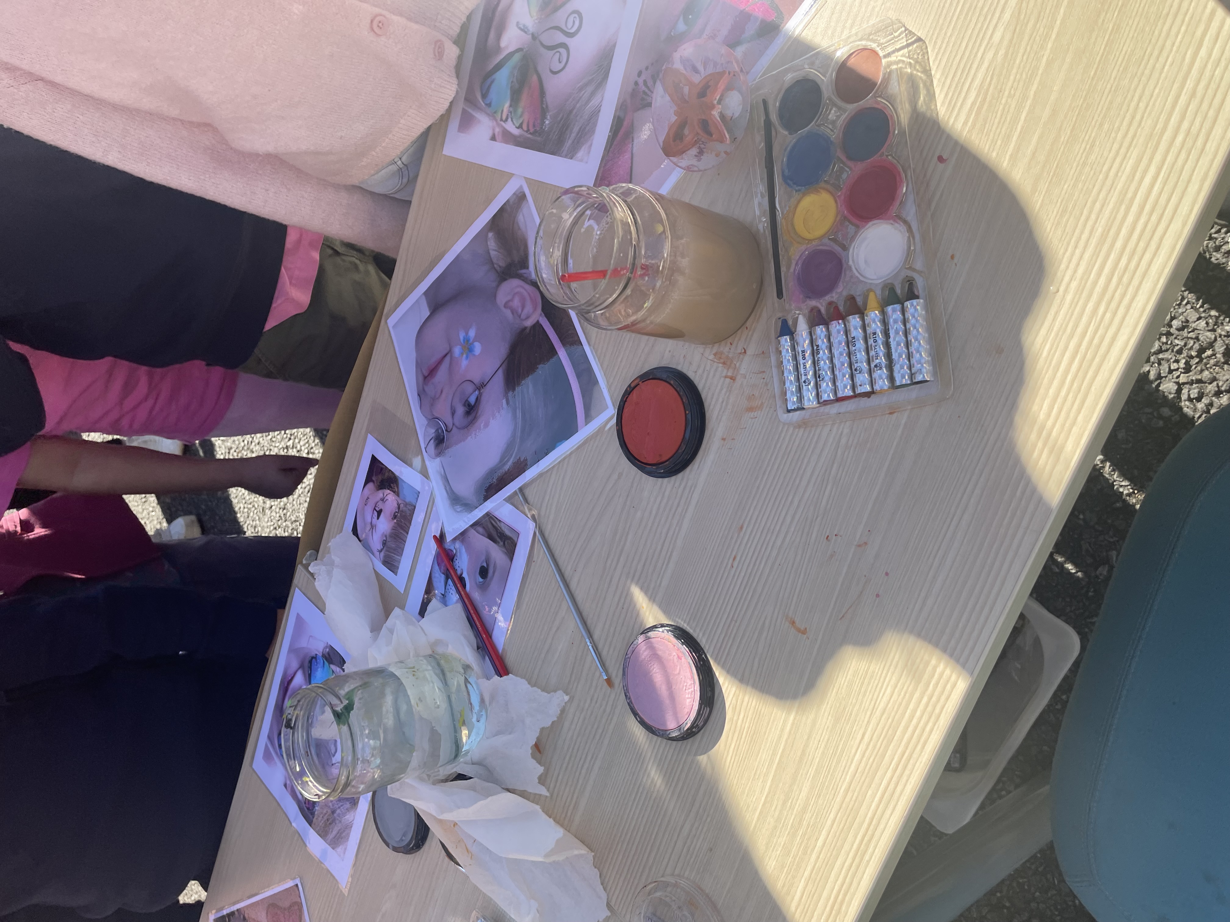 et bord med et glass og kort på